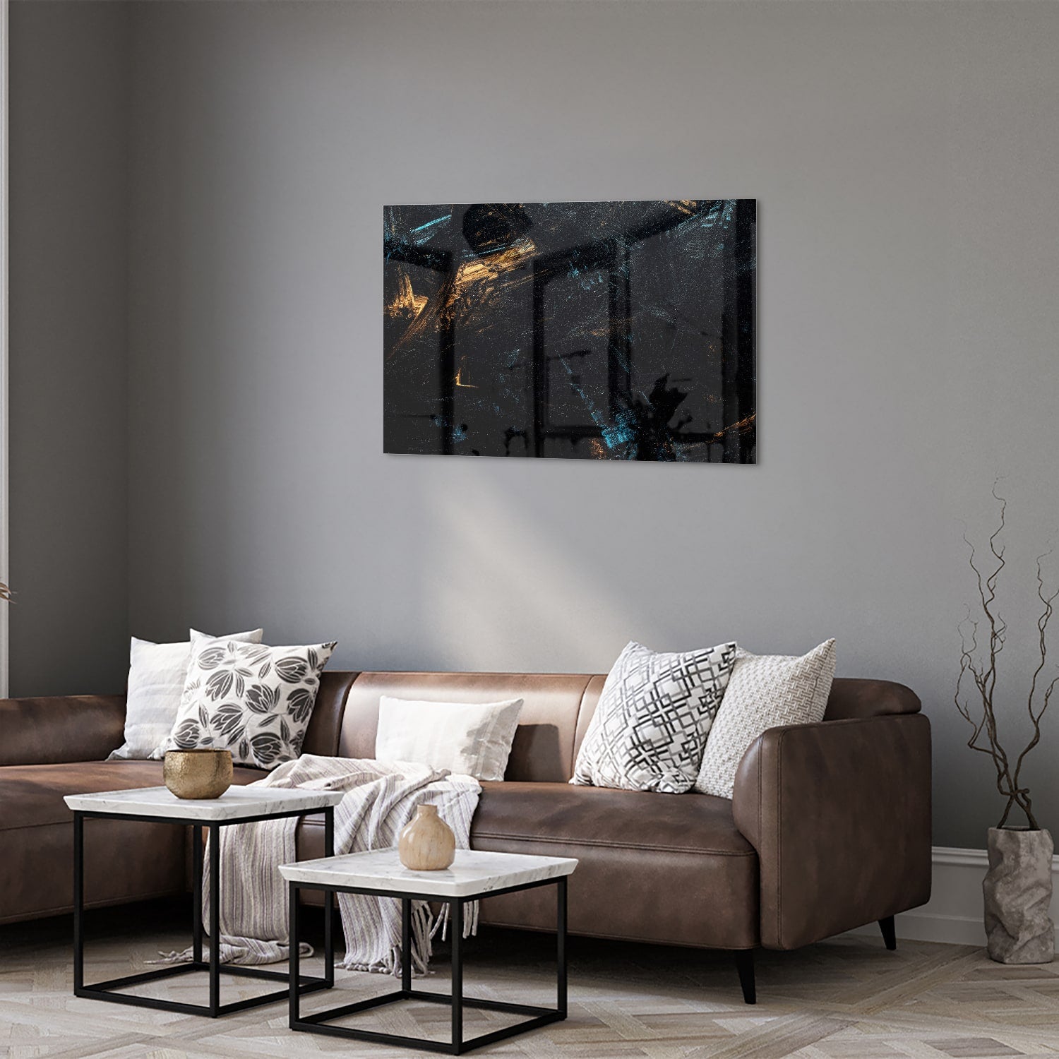 Abstract glazen schilderij met gouden en zwarte accenten aan de muur.
