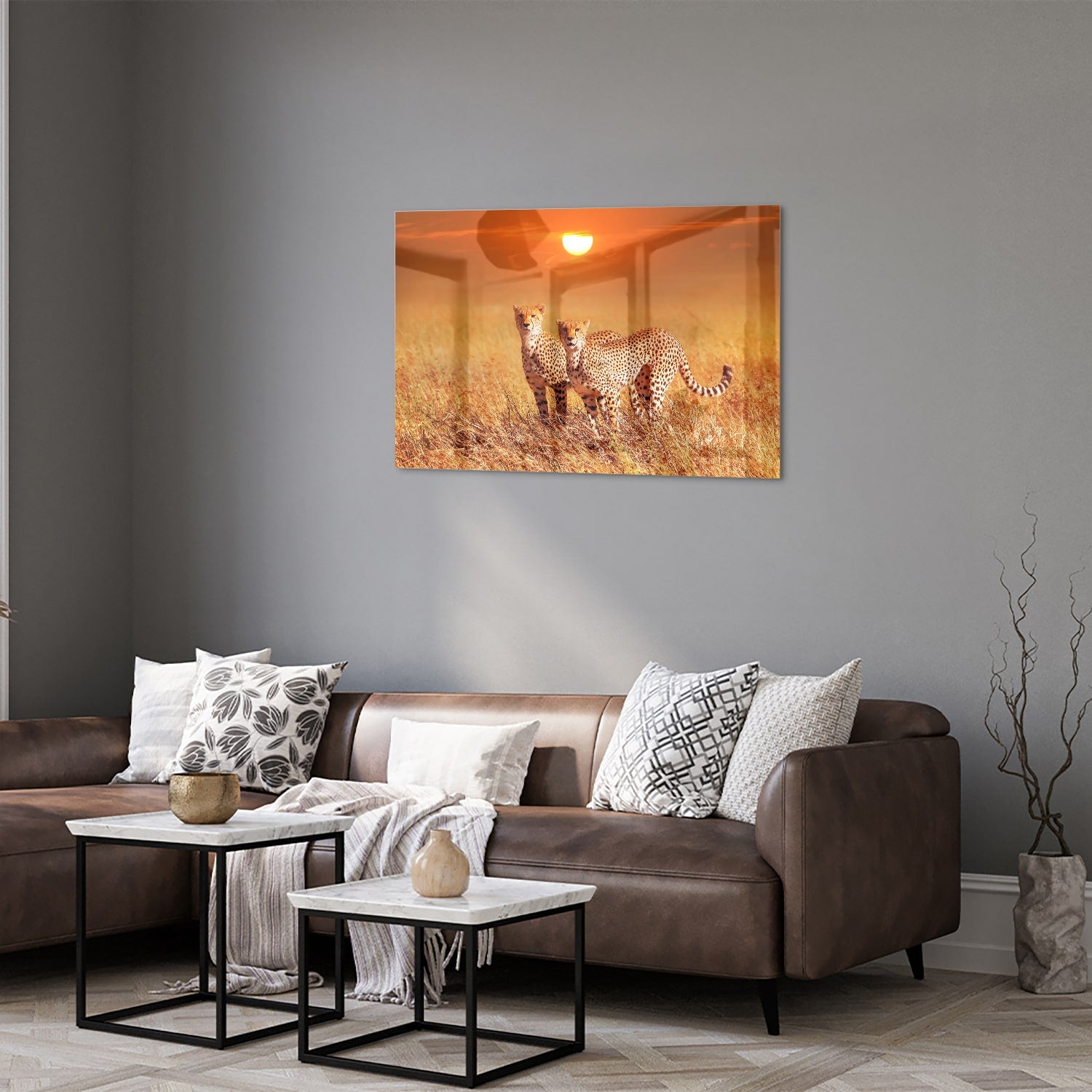 Glazen schilderij van twee cheeta's in een gouden savanne bij zonsondergang.