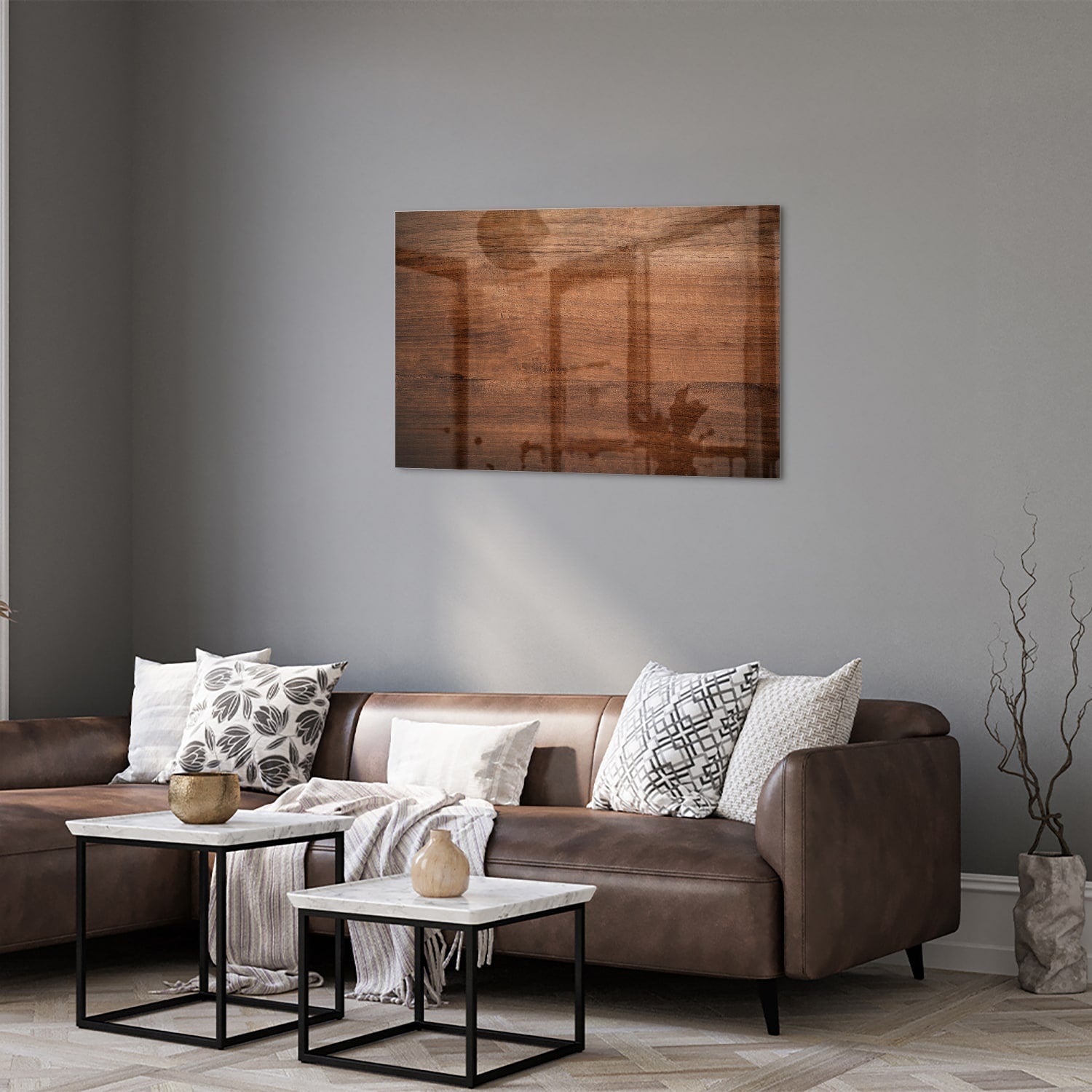 Glazen schilderij in warme houttint hangt boven een moderne kast in een woonkamer.