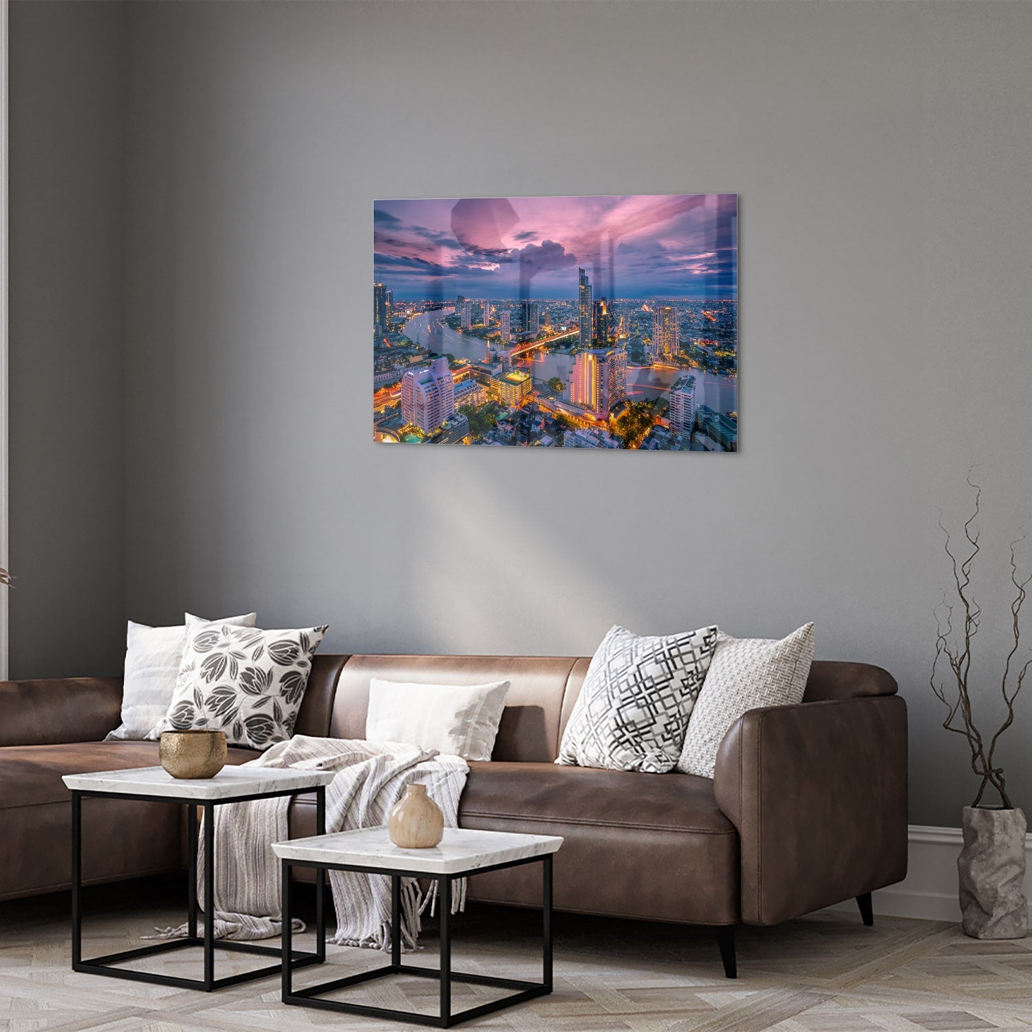 Glazen schilderij van een stad met avondlicht, perfect voor in huis.