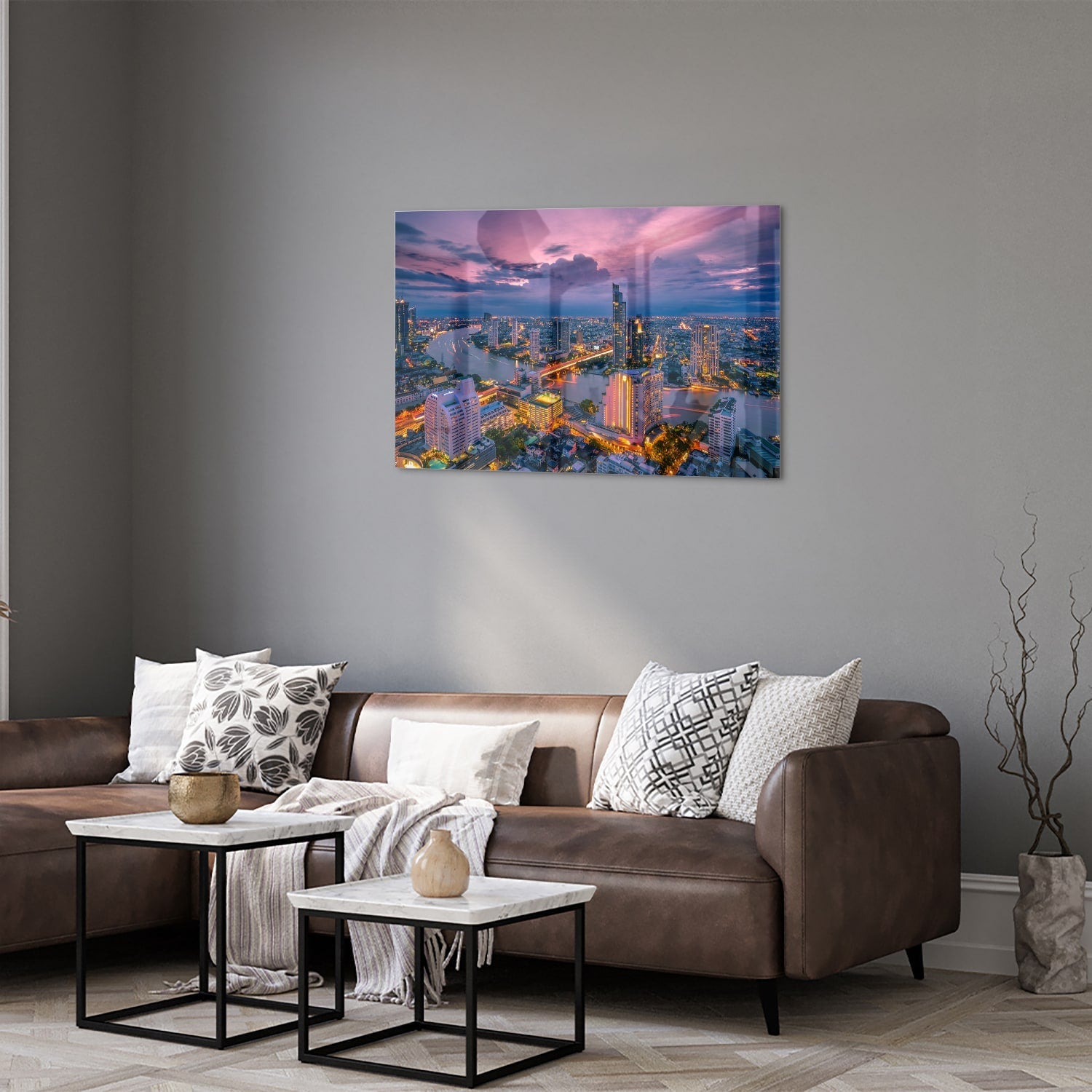 Glazen schilderij van een stad met avondlicht, perfect voor in huis.