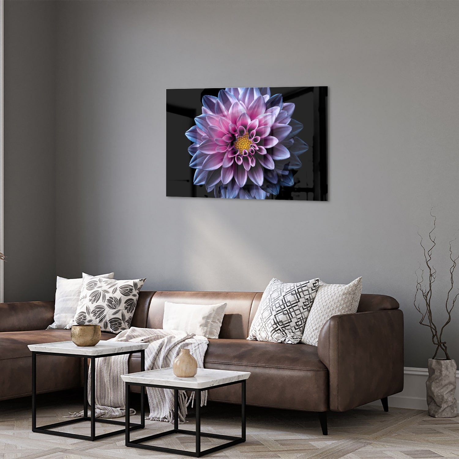 Glazen schilderij van een roze bloem aan de muur in een stijlvolle woonkamer.
