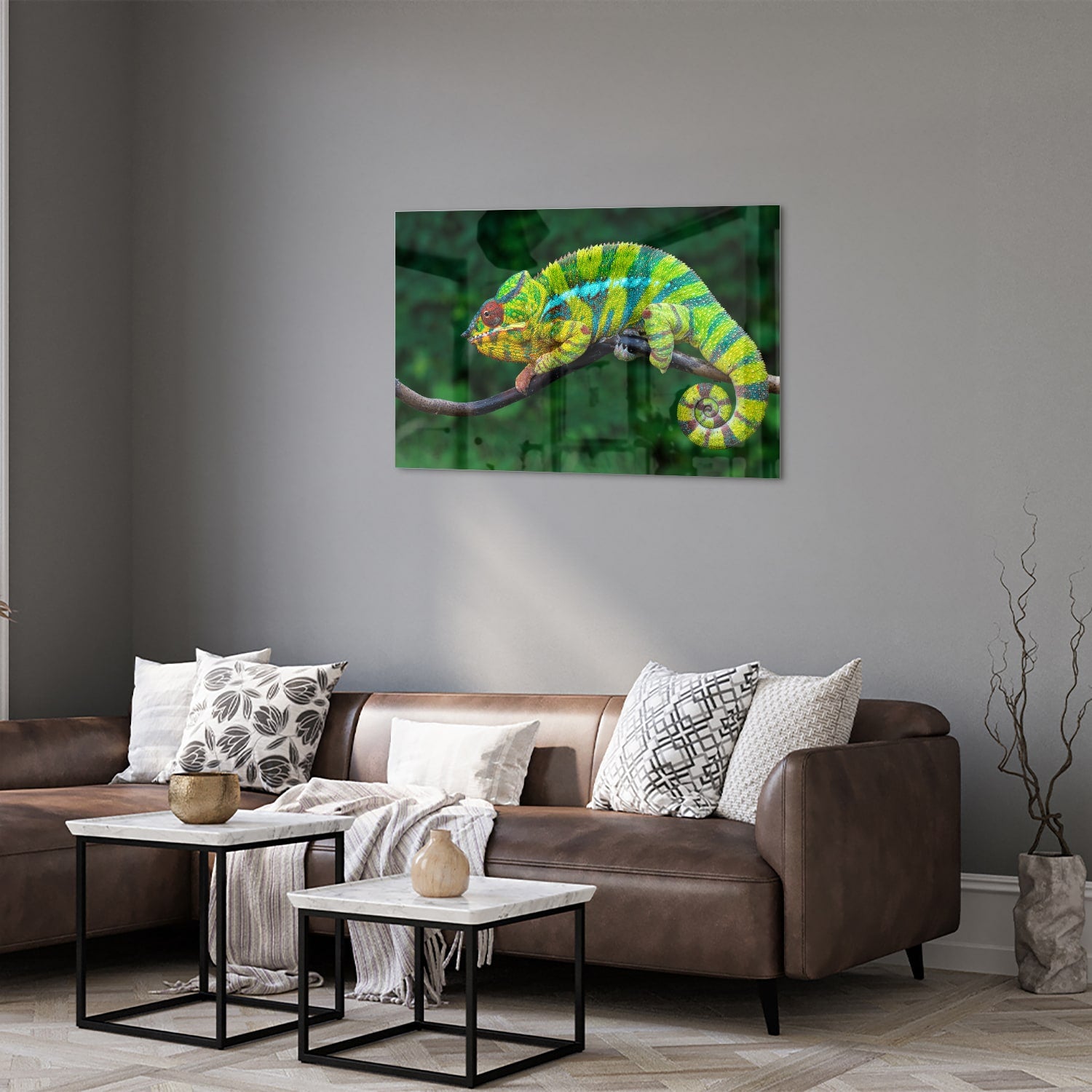 Glas schilderij van een kleurrijke kameleon op een tak met groene achtergrond.
