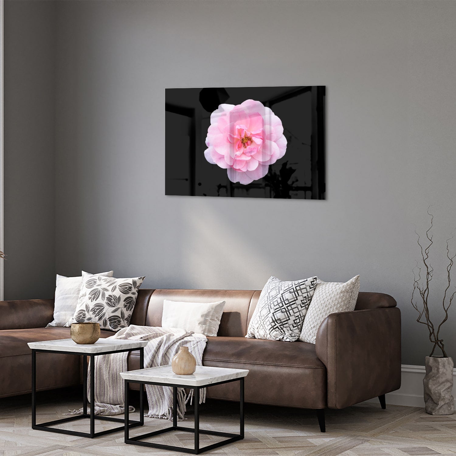 Glazen schilderij van een roze bloem op zwart glas, geschikt voor moderne interieurs.