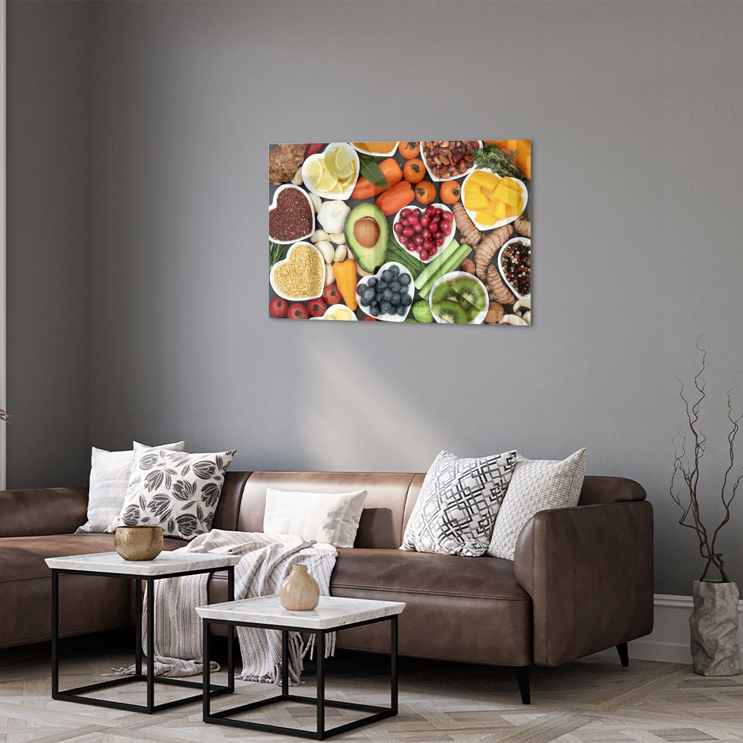 Glazen schilderij met een kleurrijke schikking van fruit en noten.