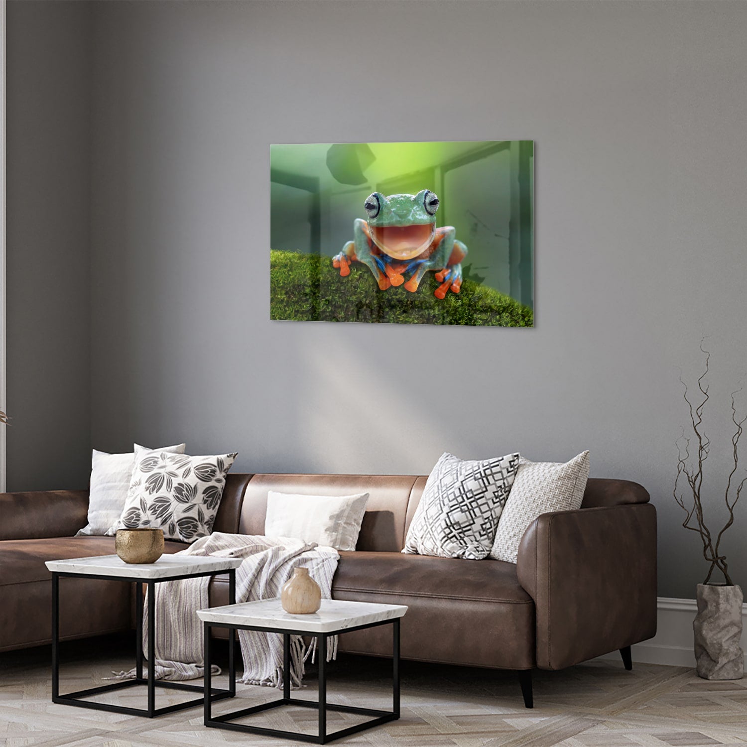 Glazen schilderij van een vrolijke boomkikker op een groene achtergrond