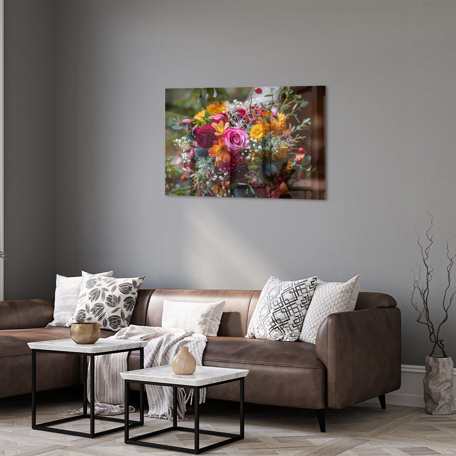 Glazen schilderij met een kleurrijk boeket bloemen aan de muur
