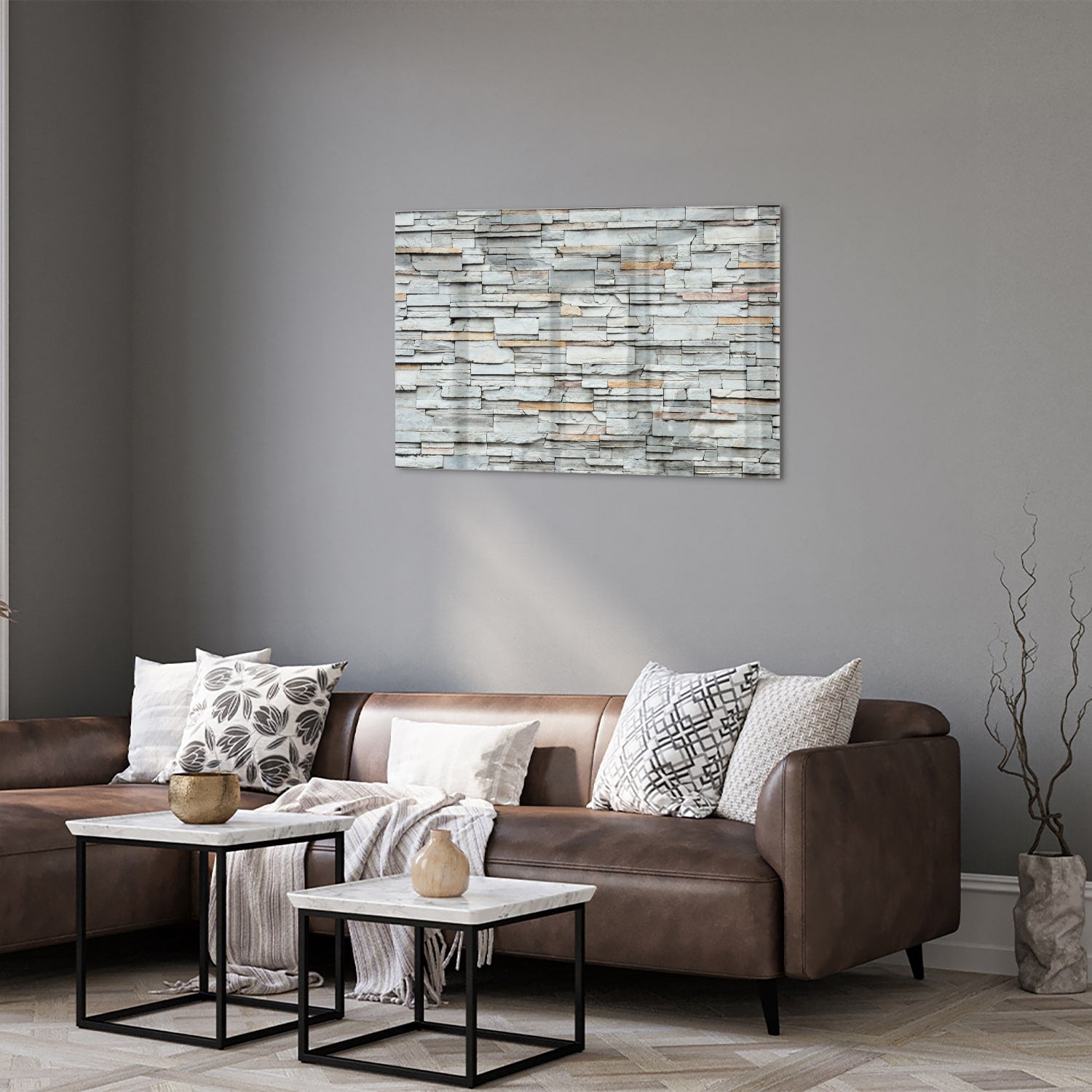 Moderne glazen schilderij met grijze textuur hangt aan de muur.