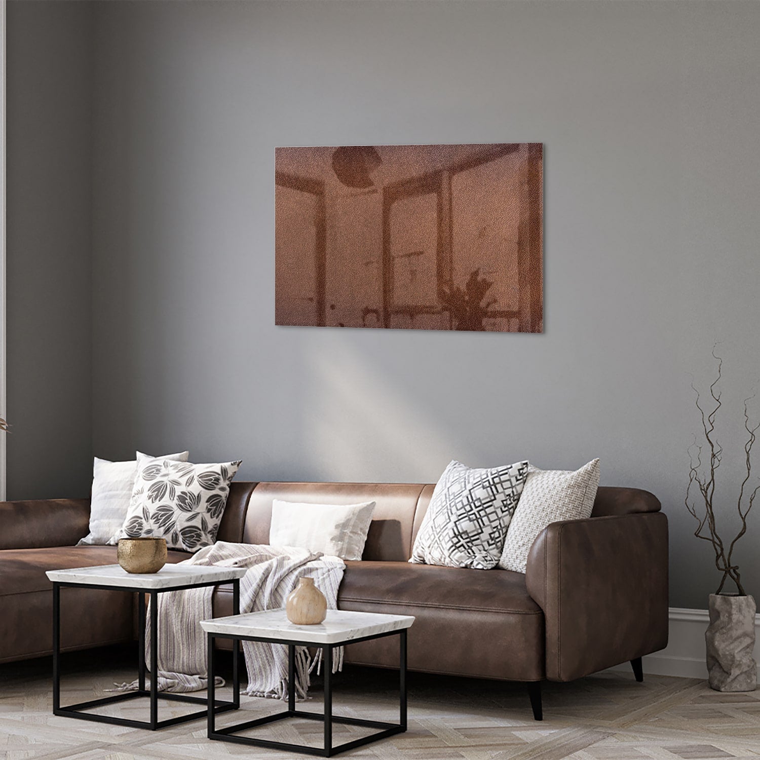 Glazen schilderij in aardetinten, op een witte muur boven een houten meubel.