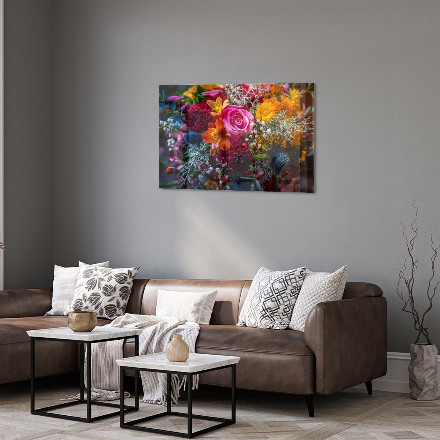 Glazen schilderij met een kleurrijke bloemenmix, inclusief rozen en andere bloemen.