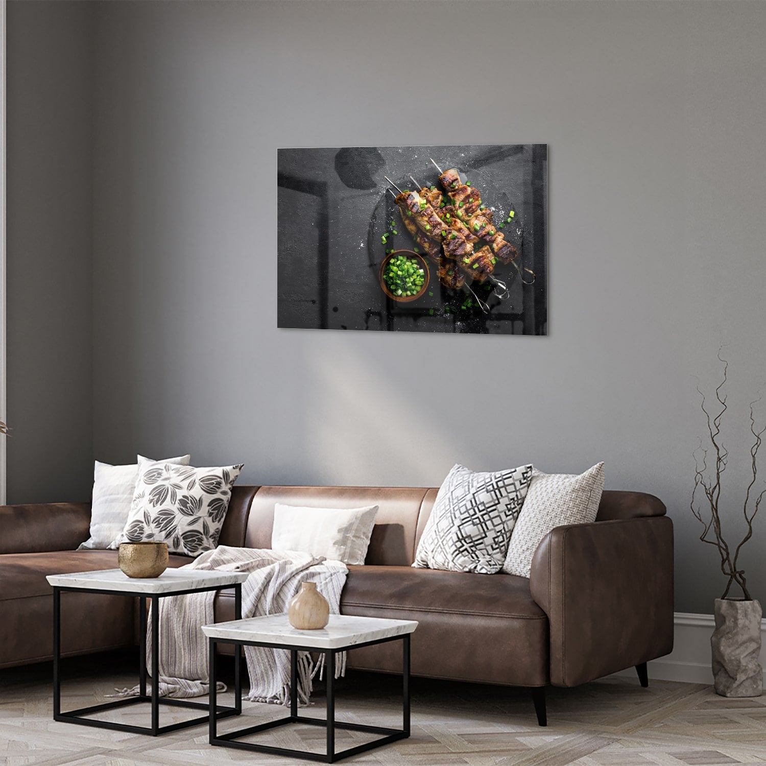 Glazen schilderij met kebabs op een zwarte achtergrond, perfect voor keuken decoratie.