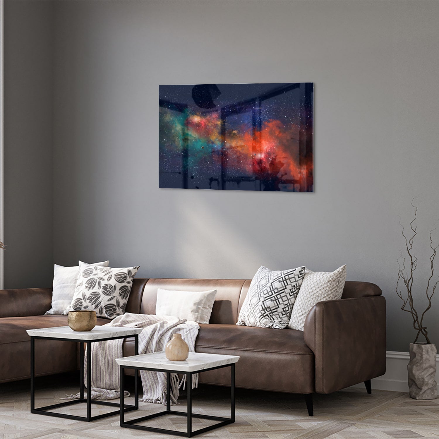 Glazen schilderij van een sterrenstelsel in levendige kleuren aan de muur.