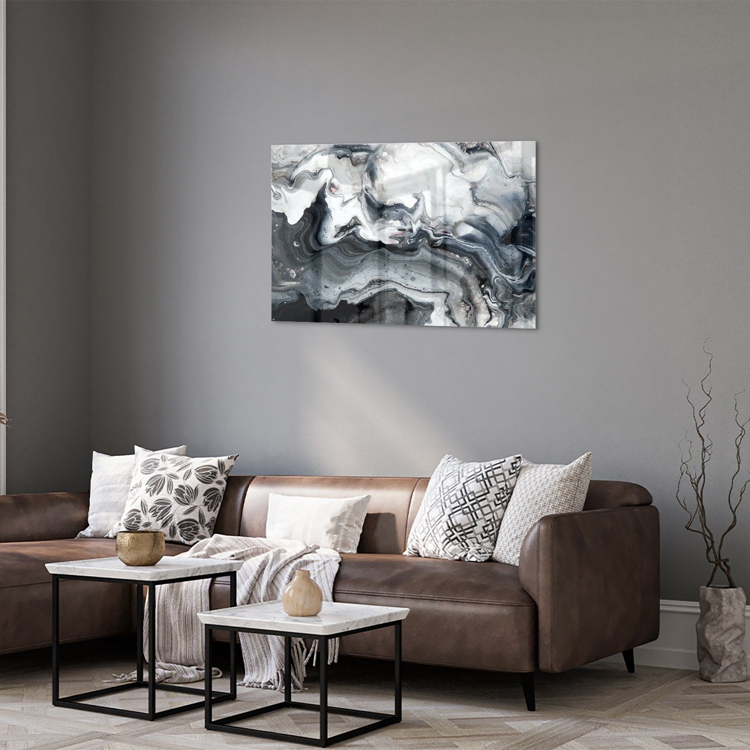 Abstract glazen schilderij met grijze en witte tinten aan de muur.
