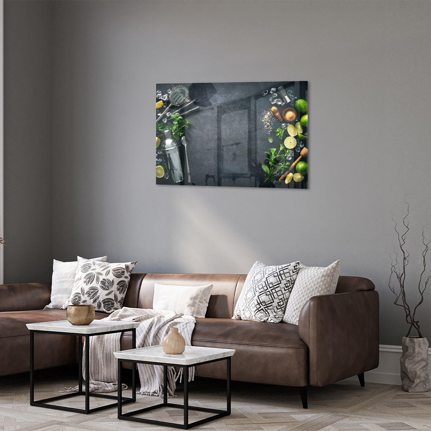 Glazen schilderij met kruiden en citroenen op een moderne muur.