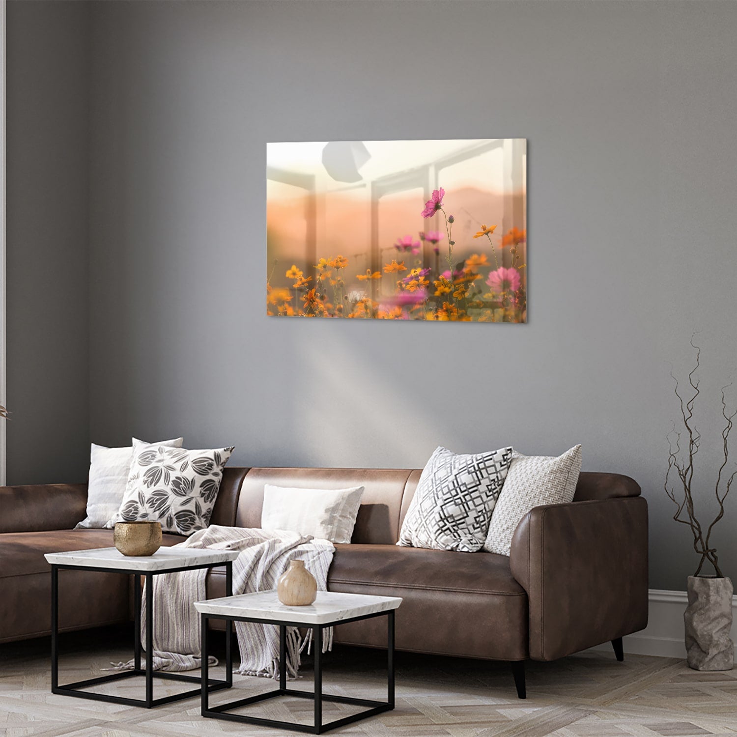Glazen schilderij met kleurrijke bloemen tegen een pastelachtergrond.