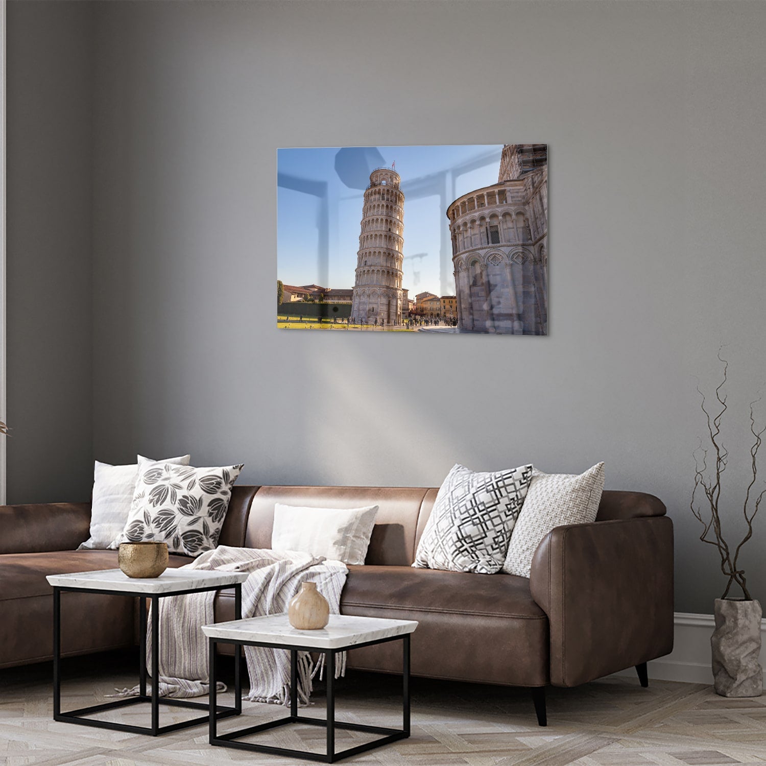 Glazen schilderij van de Toren van Pisa in een stijlvolle woonkamer.