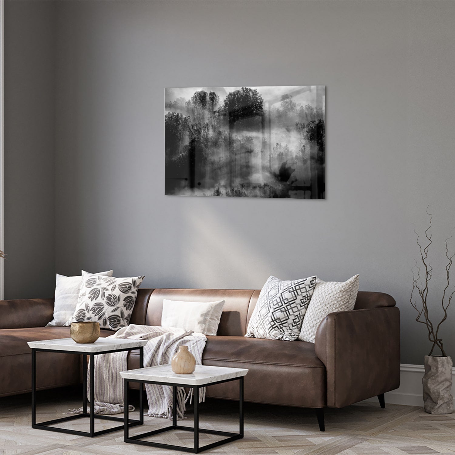 Glazen schilderij met een abstract zwart-wit landschap van bomen in de mist.
