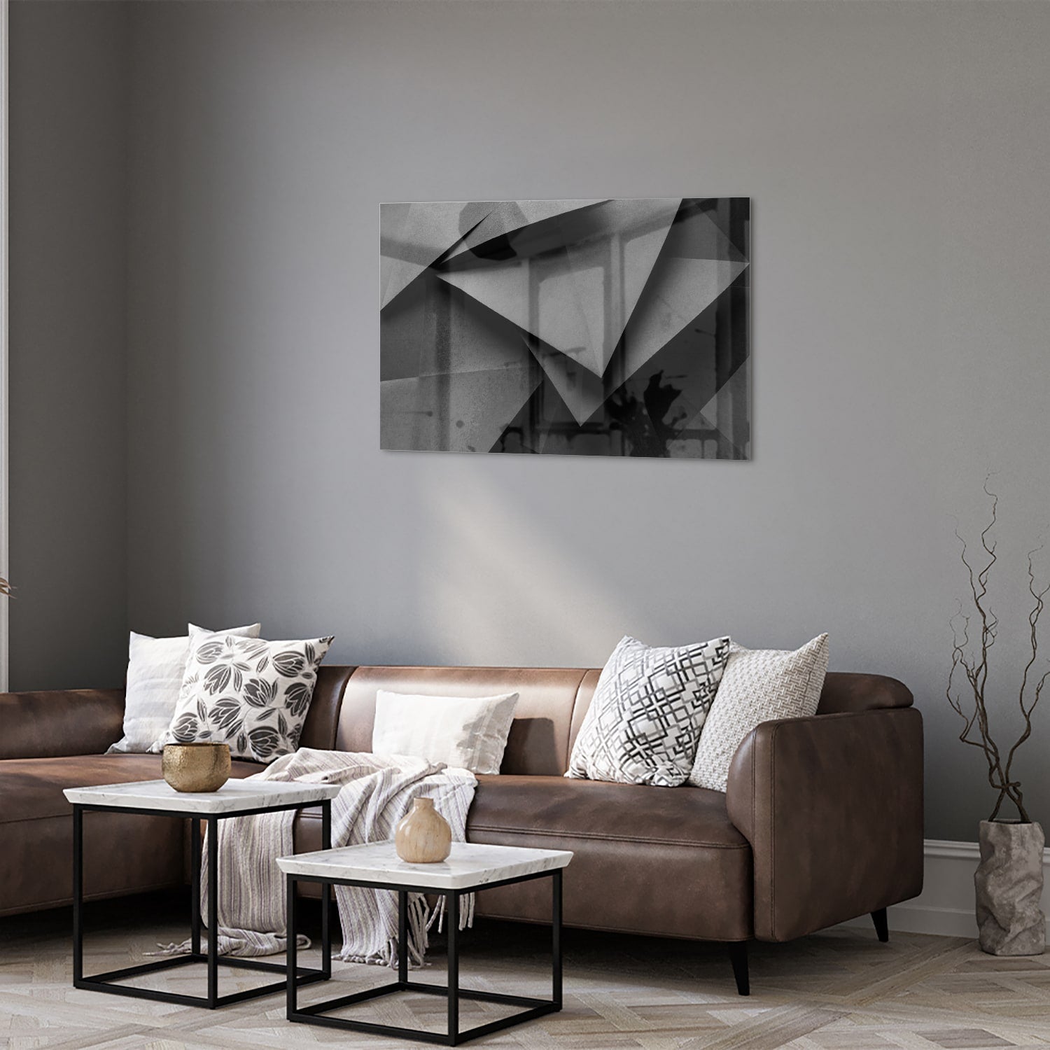 Modern glazen schilderij met een geometrisch zwart-wit ontwerp aan de muur.