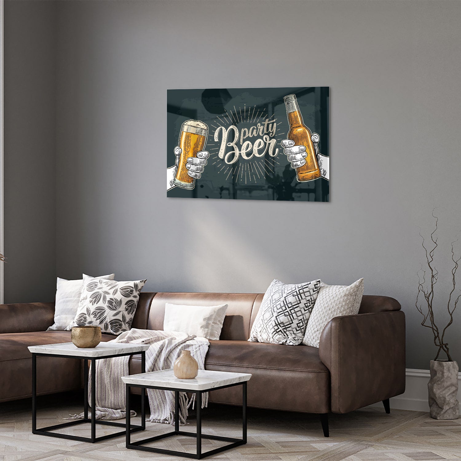 Feestelijk glazen schilderij met twee handen die bier vasthouden.