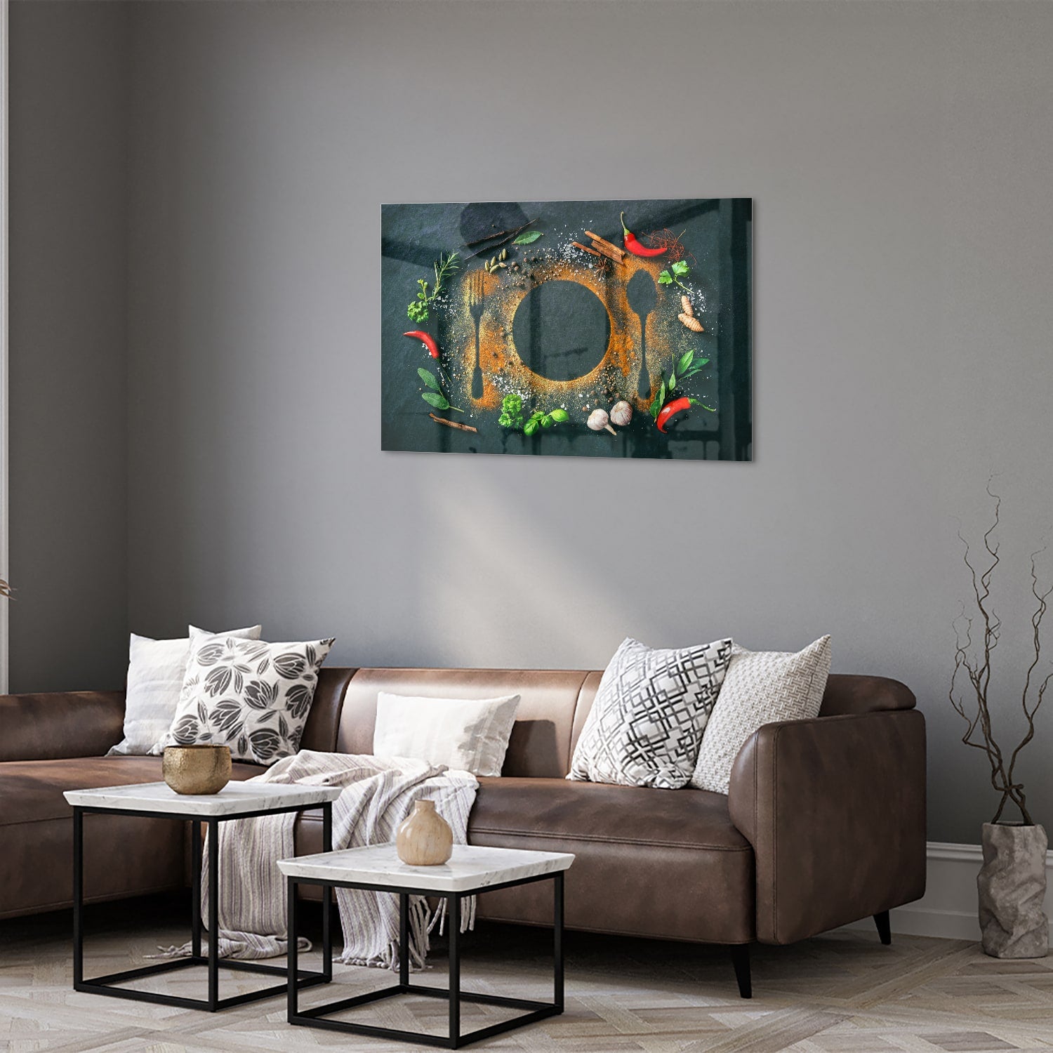 Glazen schilderij met een kleurrijk ontwerp van kookgerei en verse ingredinten.