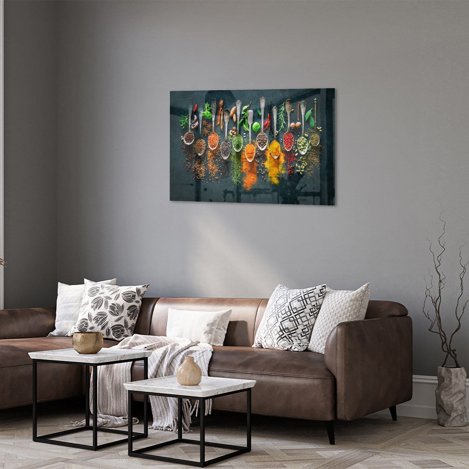 Glazen schilderij met een assortiment kleurrijke specerijen en kruiden, perfect voor keukeninrichting.