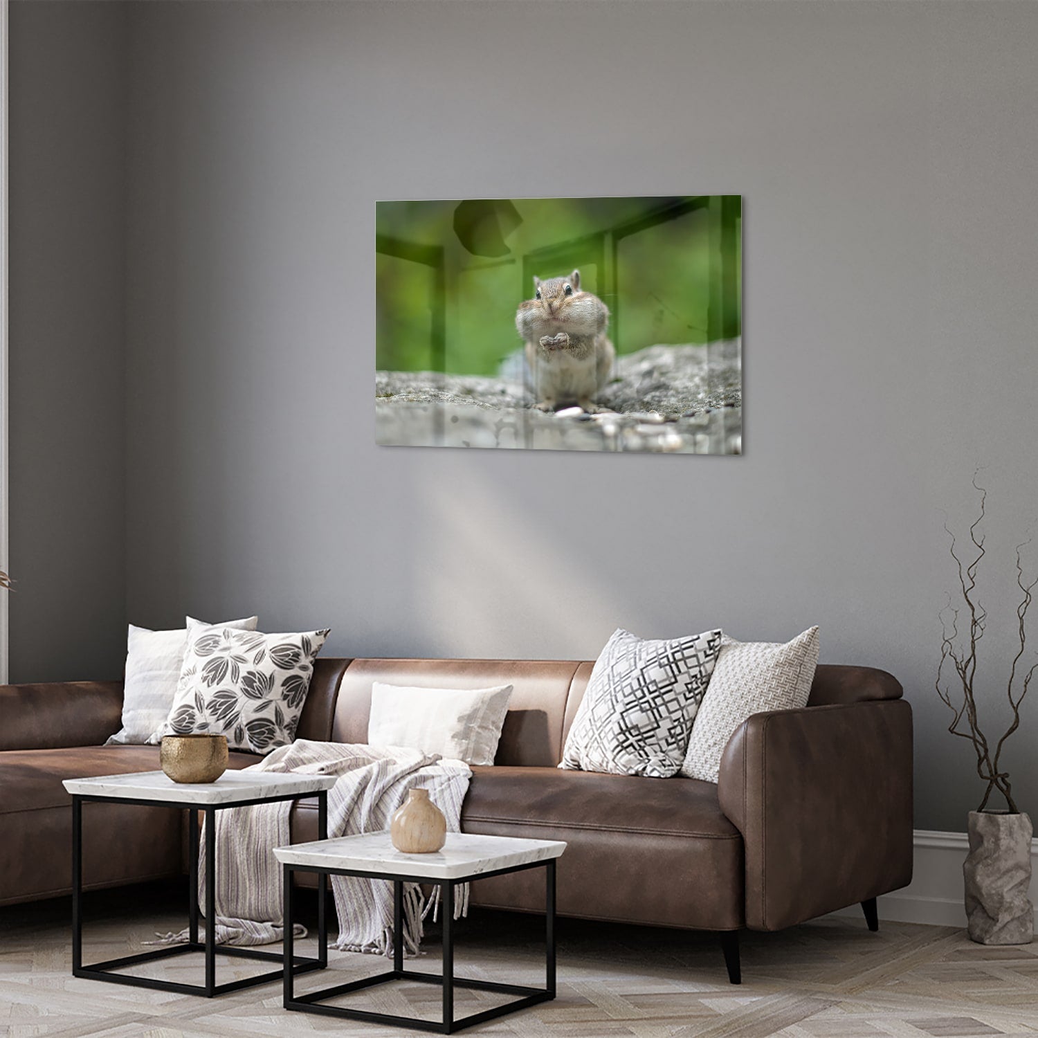 Glazen schilderij van een eekhoorn met een noot in zijn hand