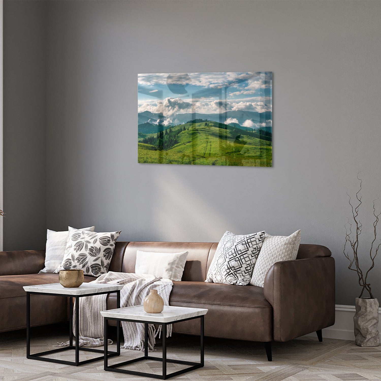 Glas schilderij van een prachtig berglandschap met groene heuvels en bergen.