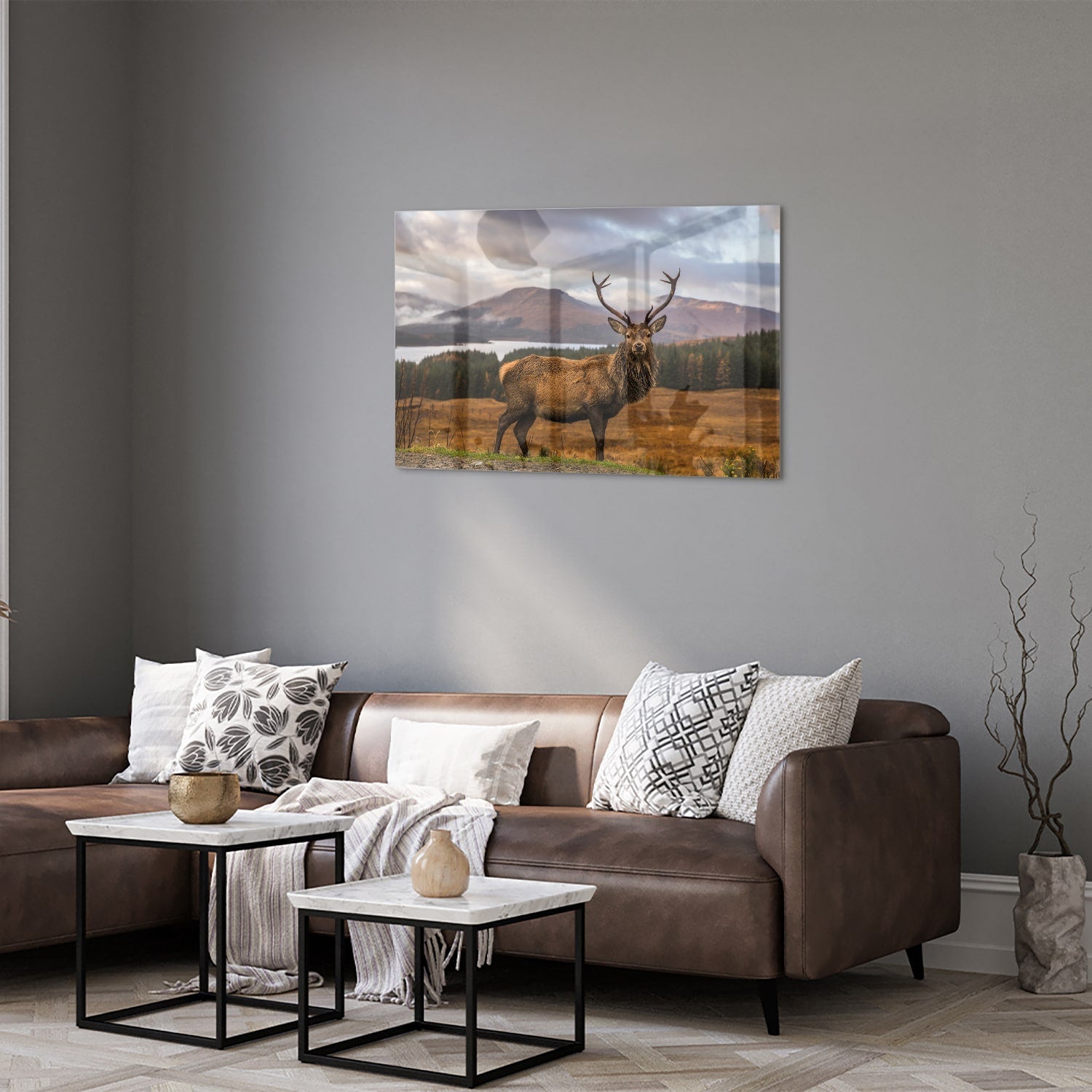 Glazen schilderij van een hert op een natuurlijke achtergrond.