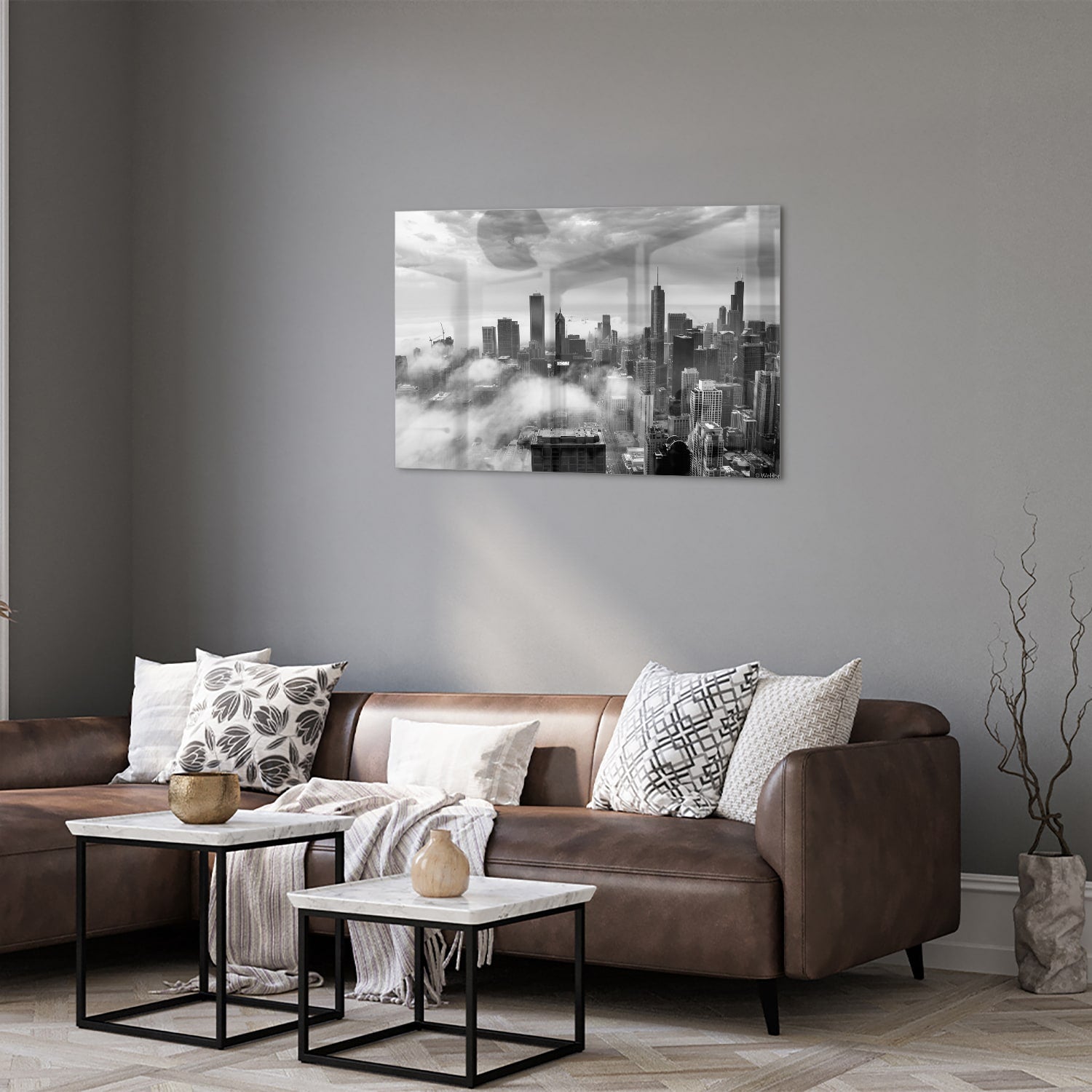 Glazen schilderij van een stads skyline in zwart-wit met wolken.