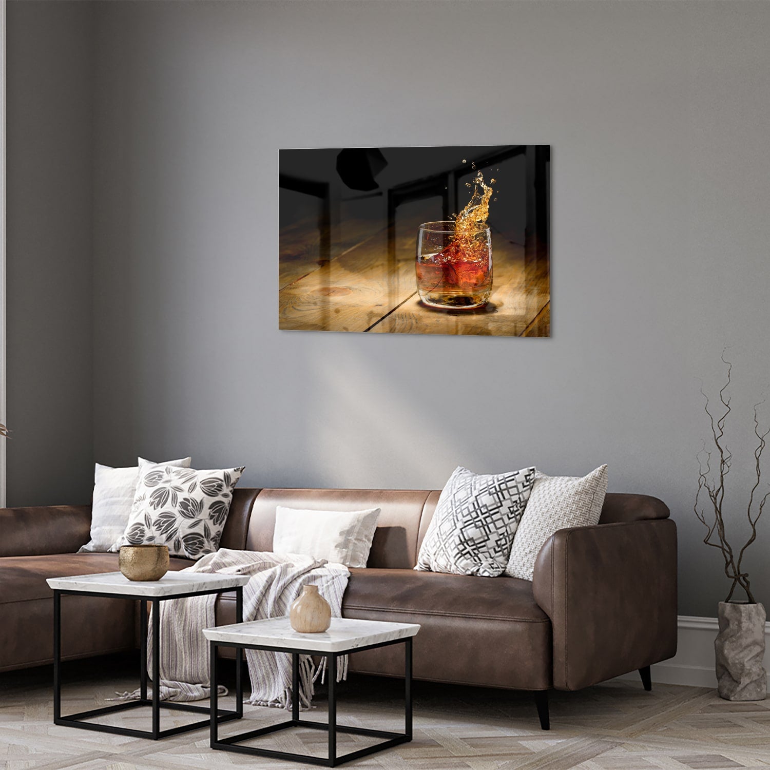 Glazen schilderij met een glas en spetterende drank op een houten tafel.