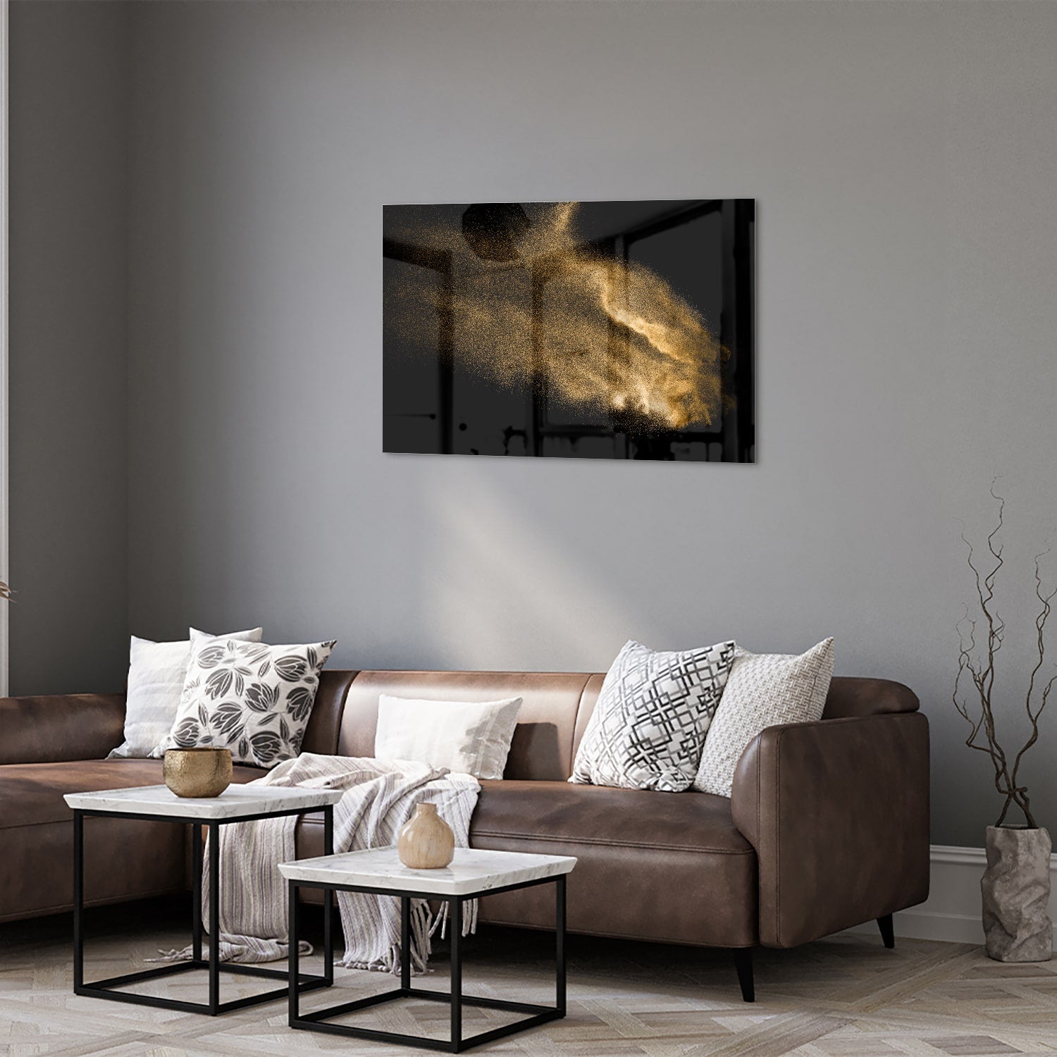 Glazen schilderij met een gouden hand op een zwarte achtergrond.