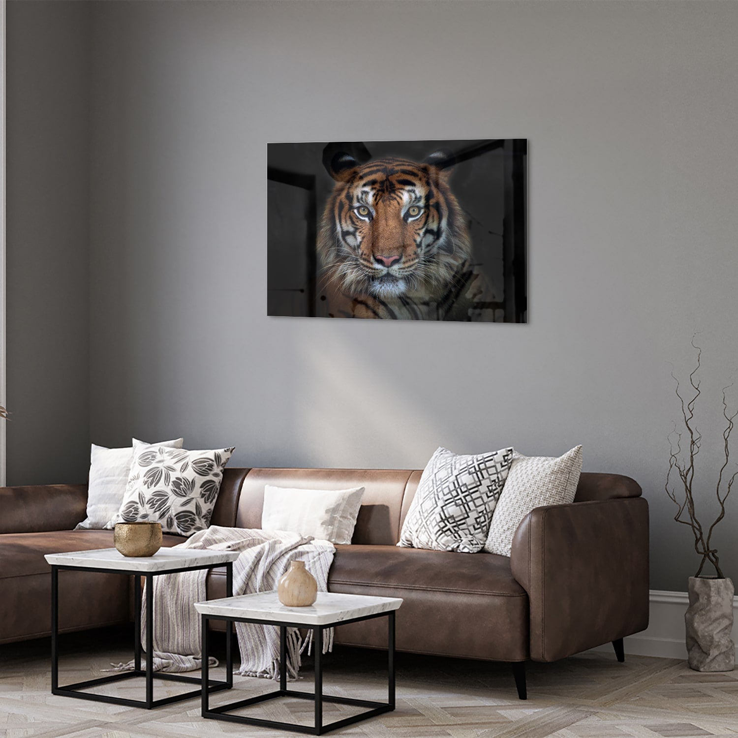 Glazen schilderij van een tijger, mooi weergegeven in een moderne woonkamer.