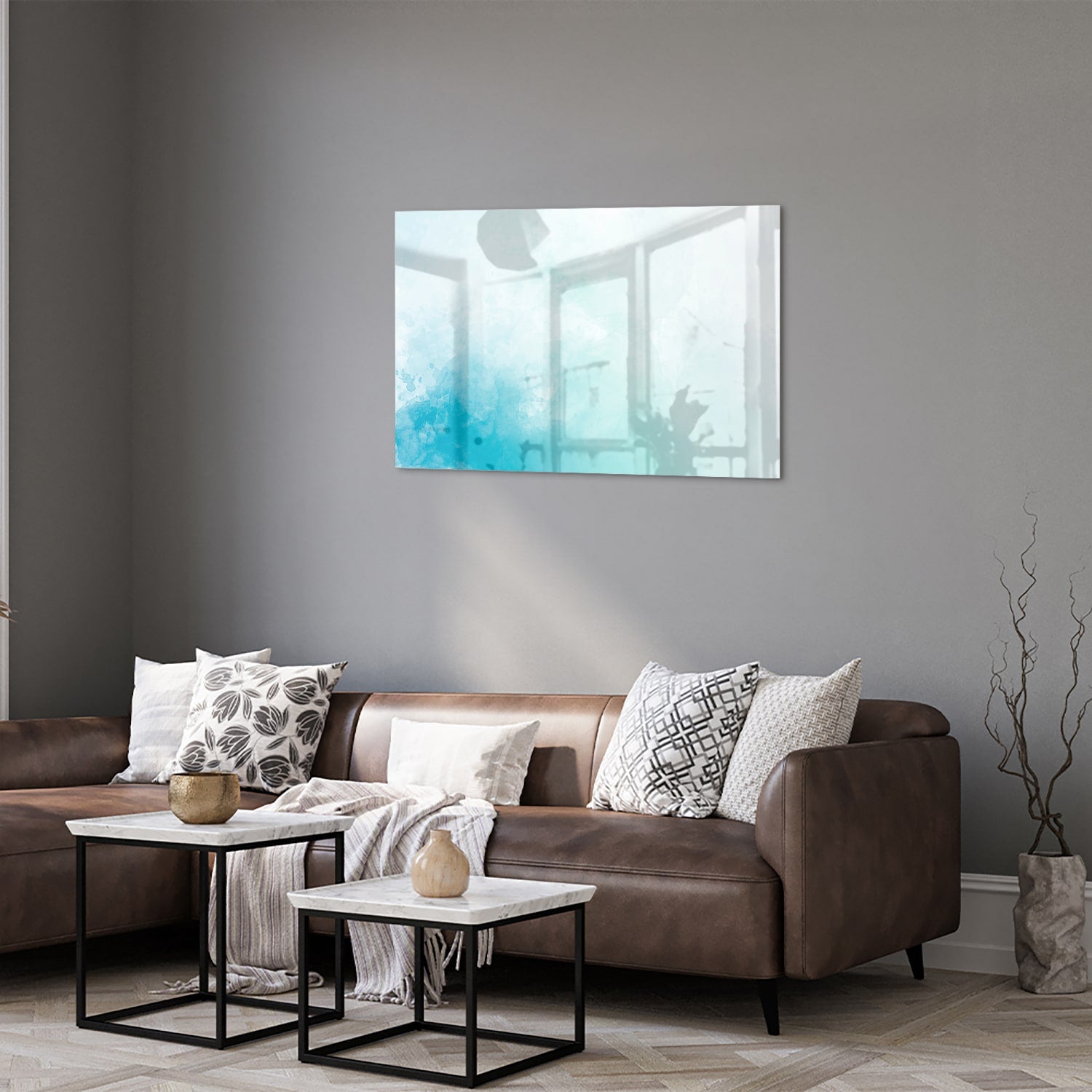 Abstract glazen schilderij met blauwe en turquoise tinten aan de muur.