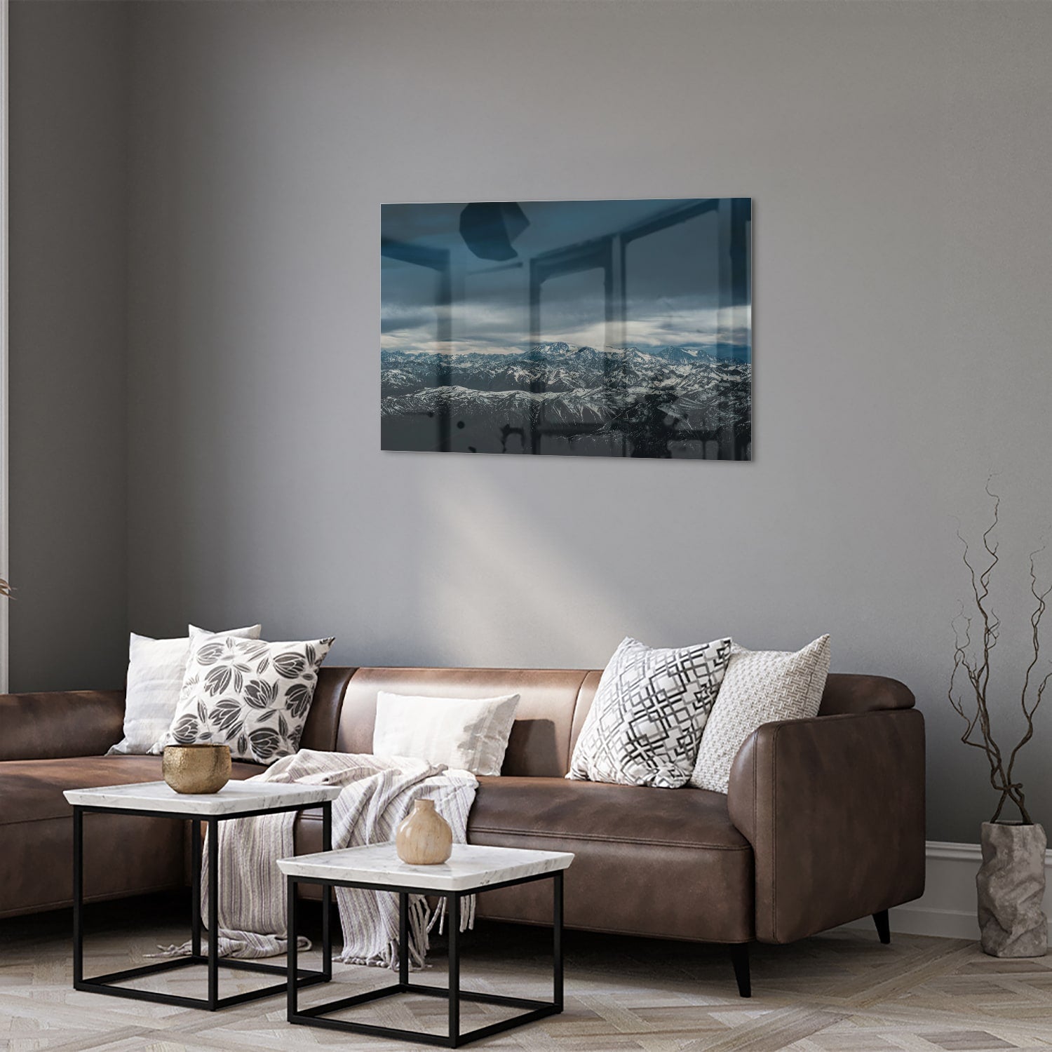 Glazen schilderij van een majestueus berglandschap met sneeuwtoppen