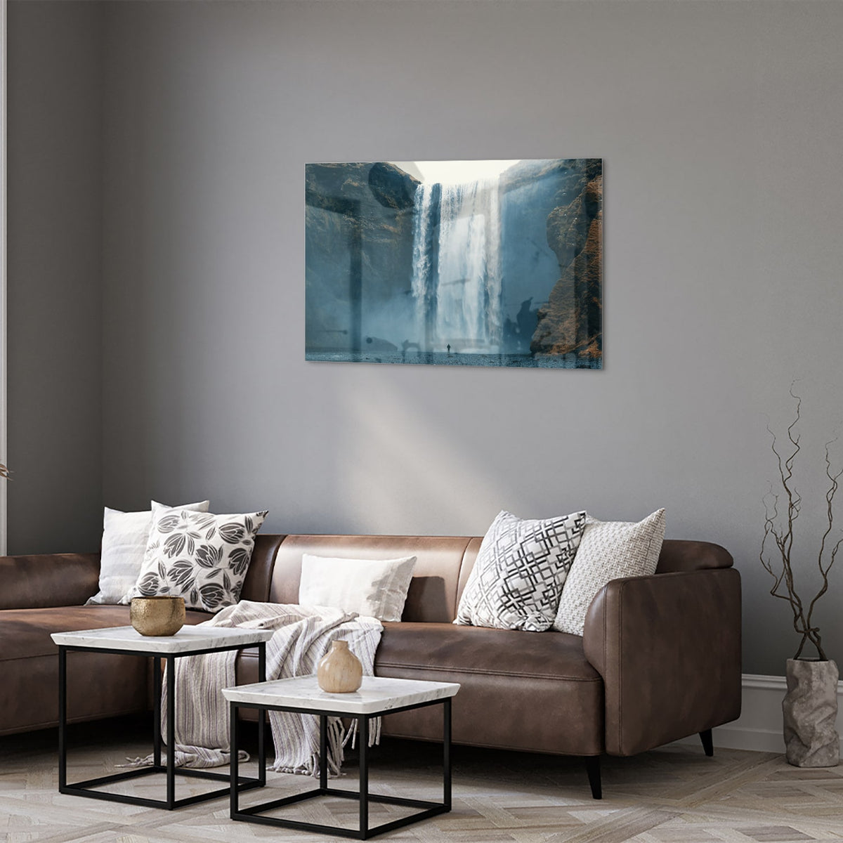 Glazen schilderij van een waterval in een moderne woonkamer.