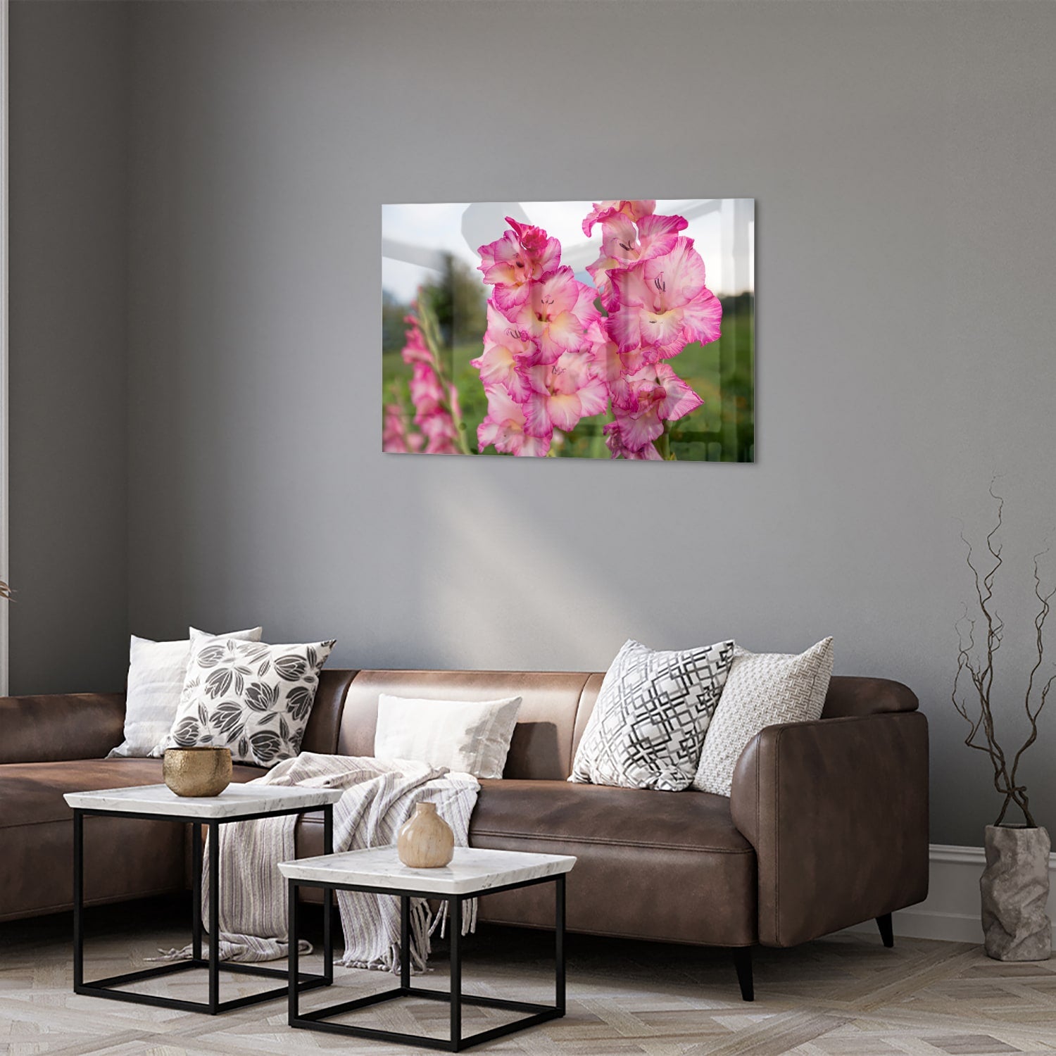 Glazen schilderij van roze gladiolen, een elegant decoratief stuk voor de muur.