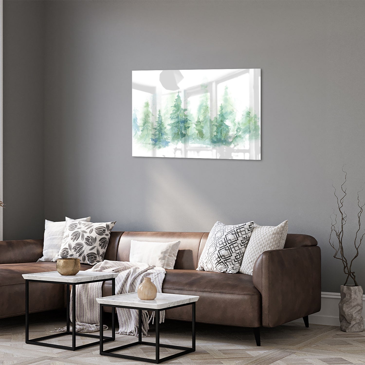Glazen schilderij met groene dennenbomen aan de muur in een modern interieur.