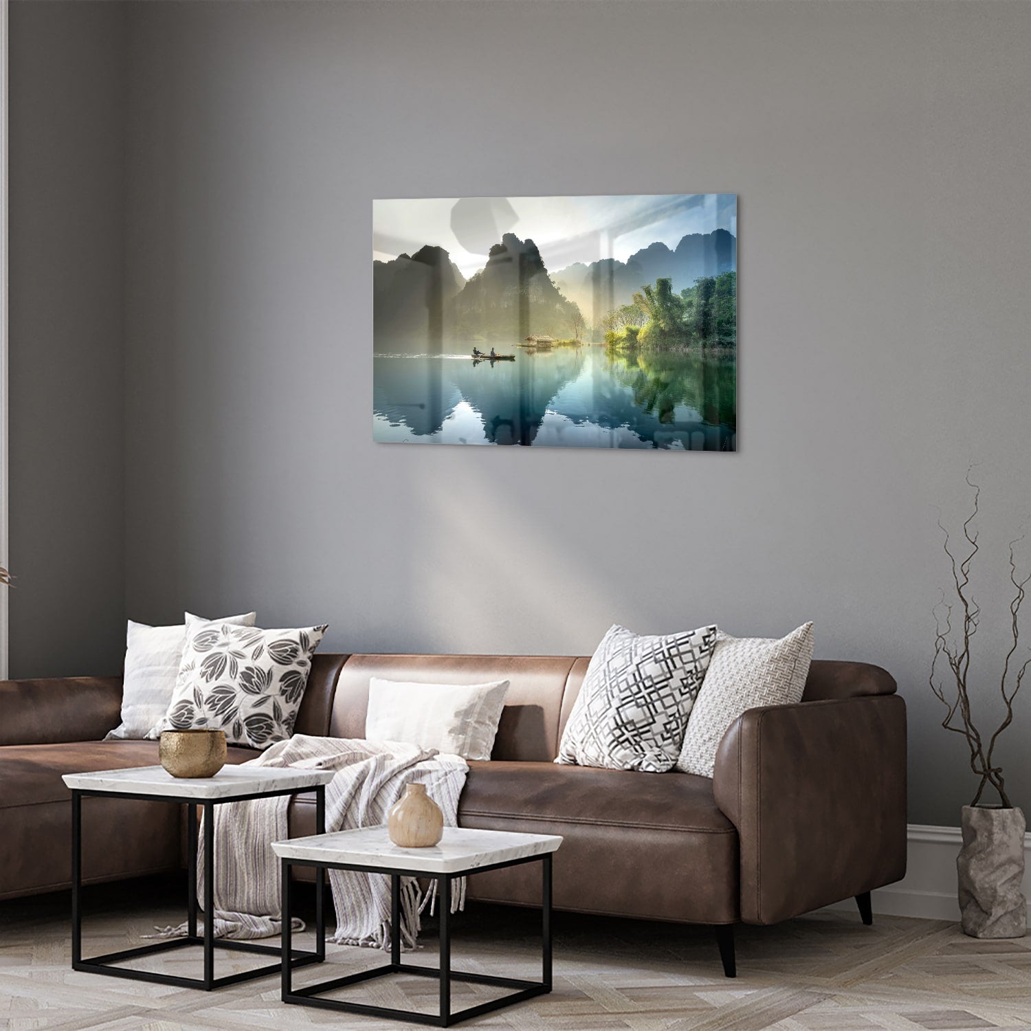 Glazen schilderij van een serene berglandschap met reflecties in het water.
