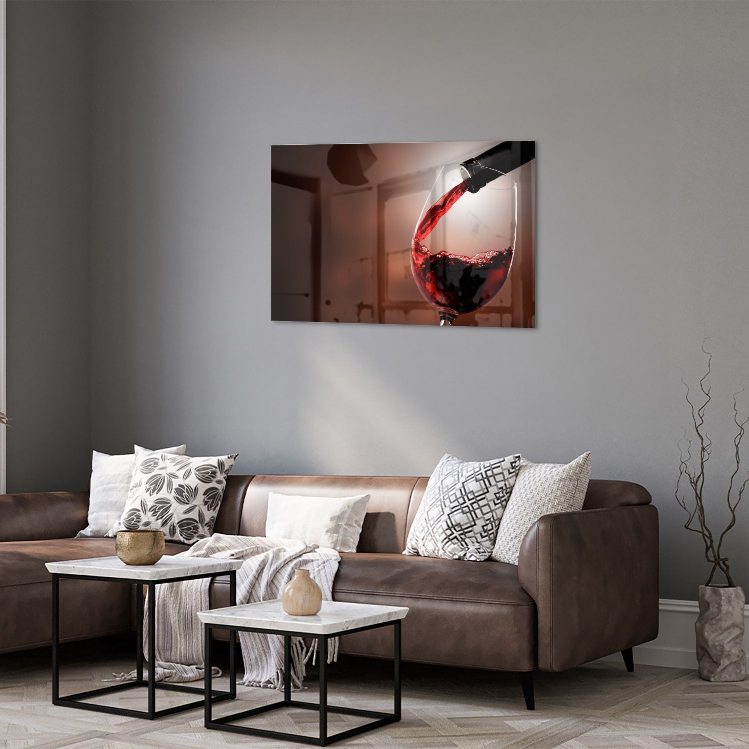 Glazen schilderij van een rode wijn die in een glas wordt ingeschonken, zichtbaar in een moderne woonkamer.