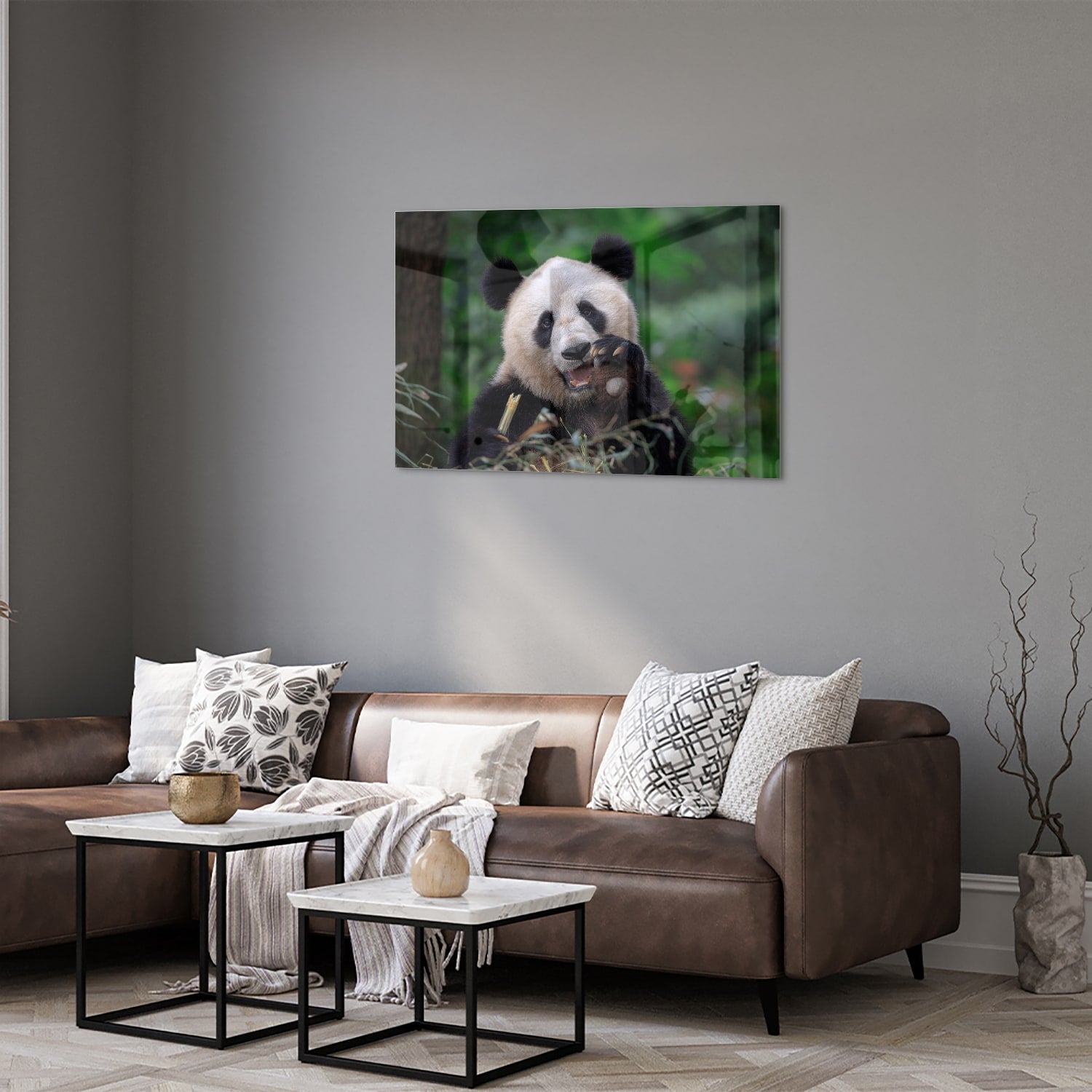 Glazen schilderij met een panda in een groene omgeving, perfect voor mooie interieurdecoratie.