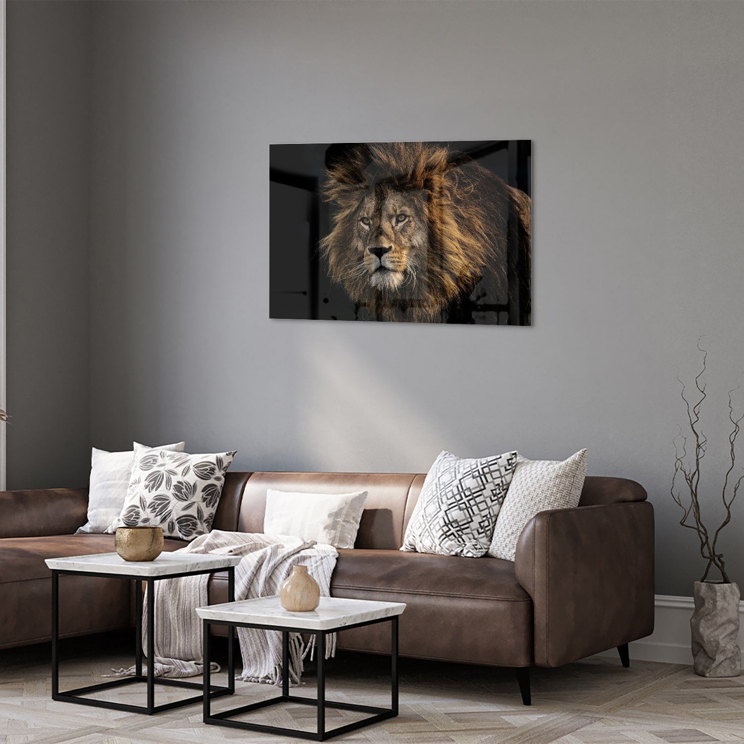 Glazen schilderij van een leeuw met een krachtige uitstraling
