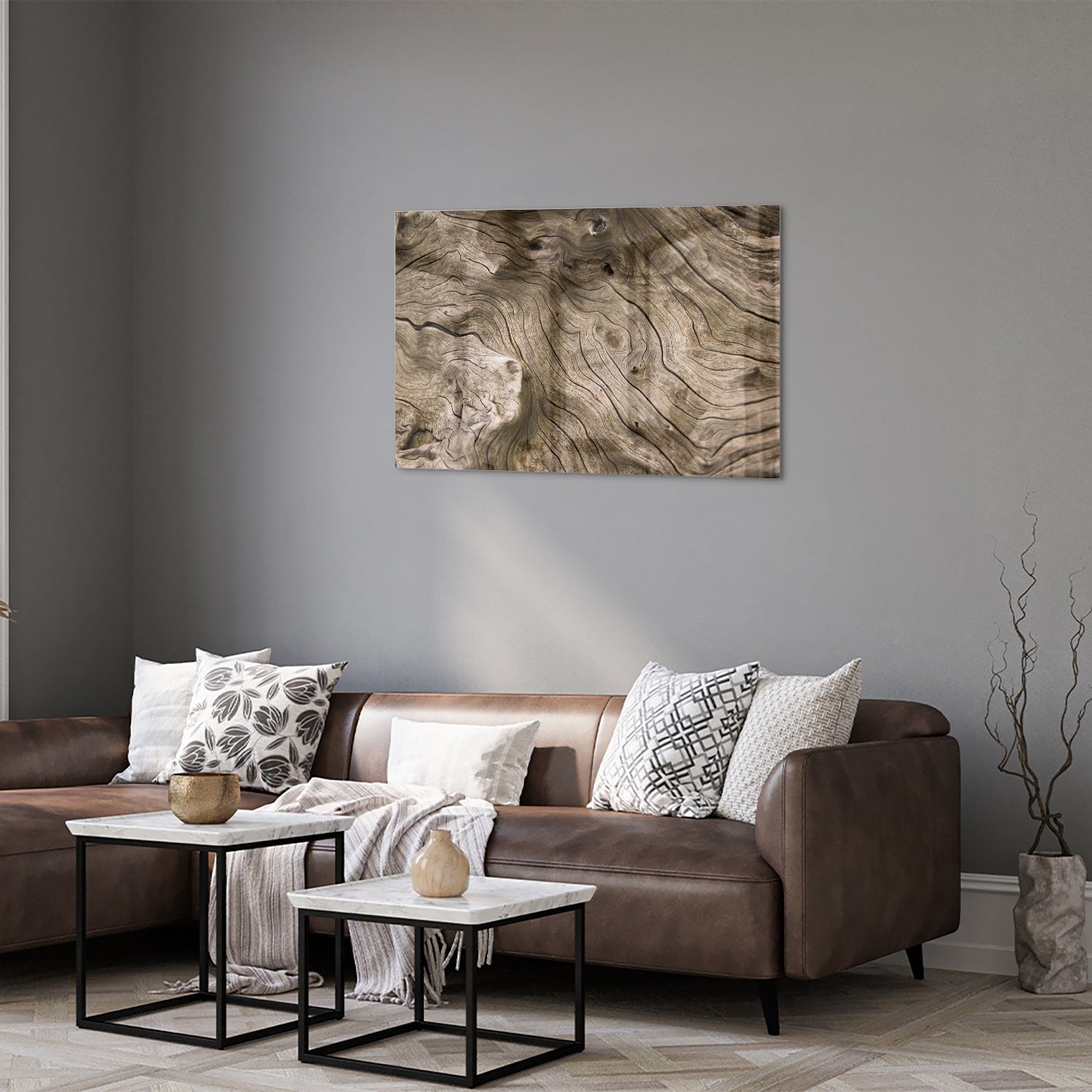 Glazen schilderij met een stijlvolle houtnerf op een witte muur.