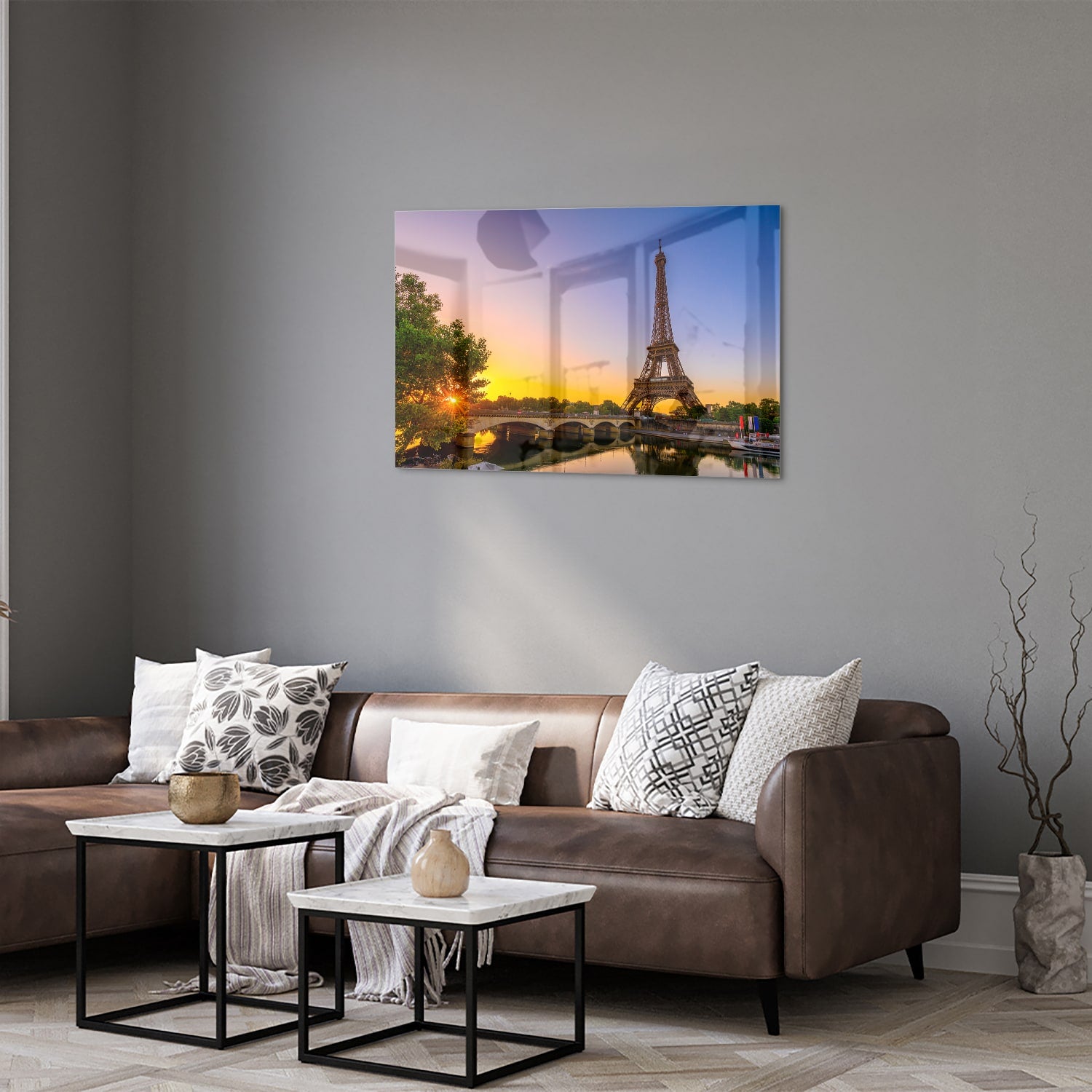 Een glazen schilderij van de Eiffeltoren bij zonsondergang, met warme kleuren.