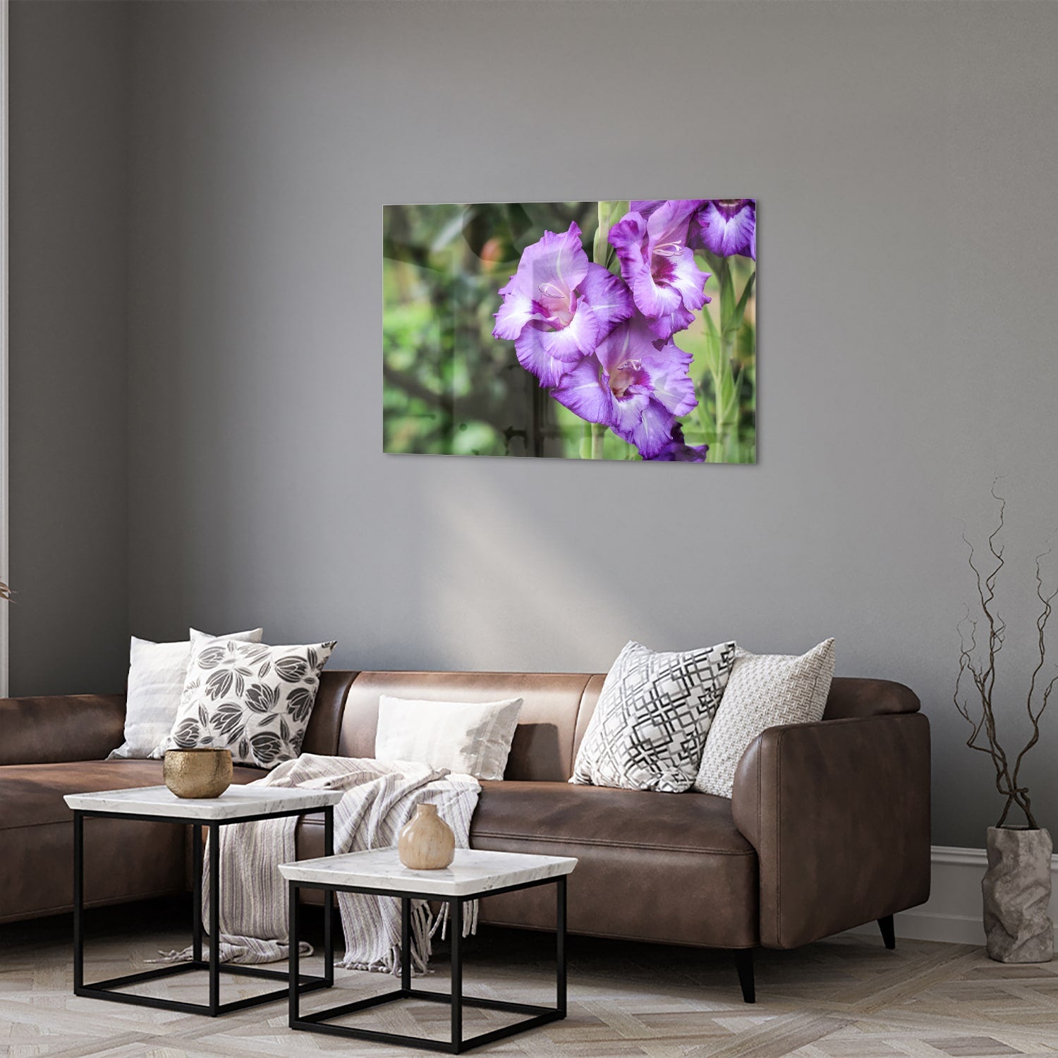 Glazen schilderij van paarse gladiolen aan de muur in een moderne woonkamer.