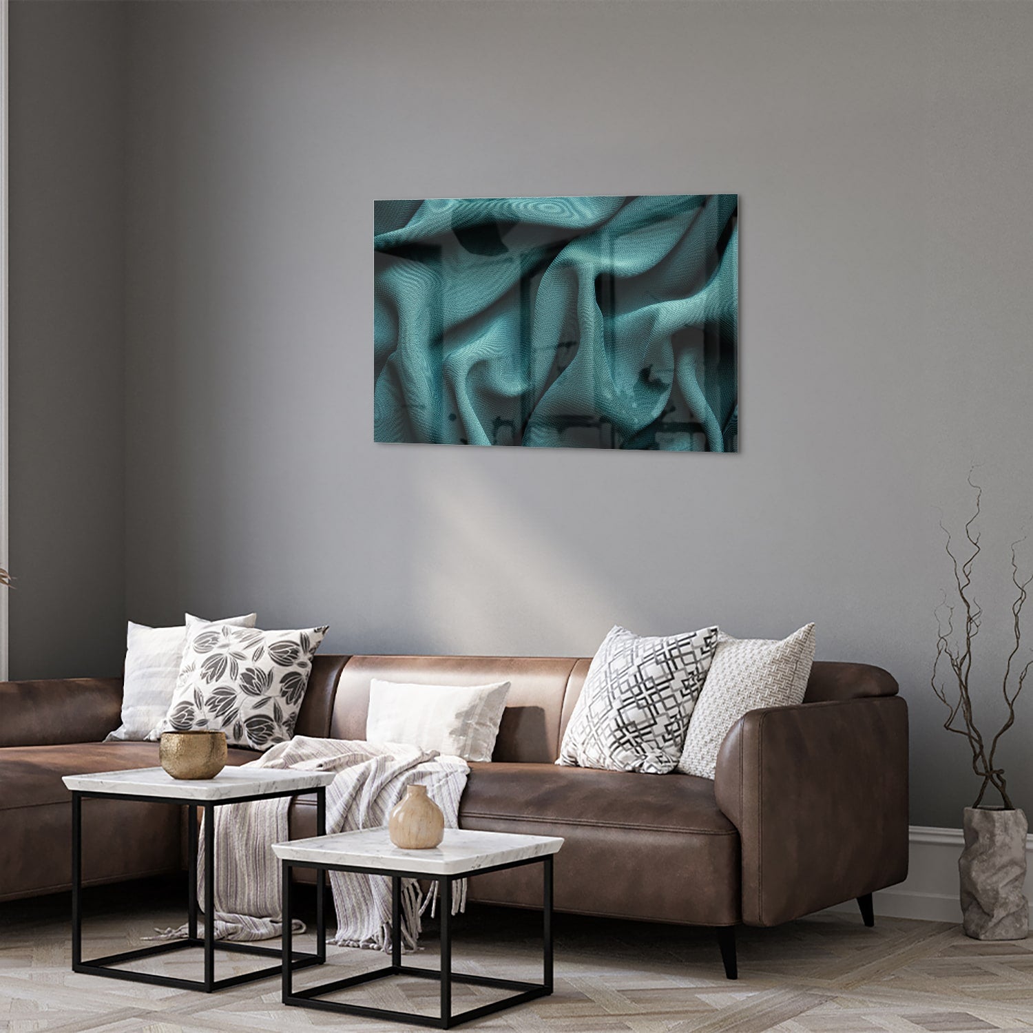 Elegante blauwgroene glazen schilderij in een moderne woonomgeving.