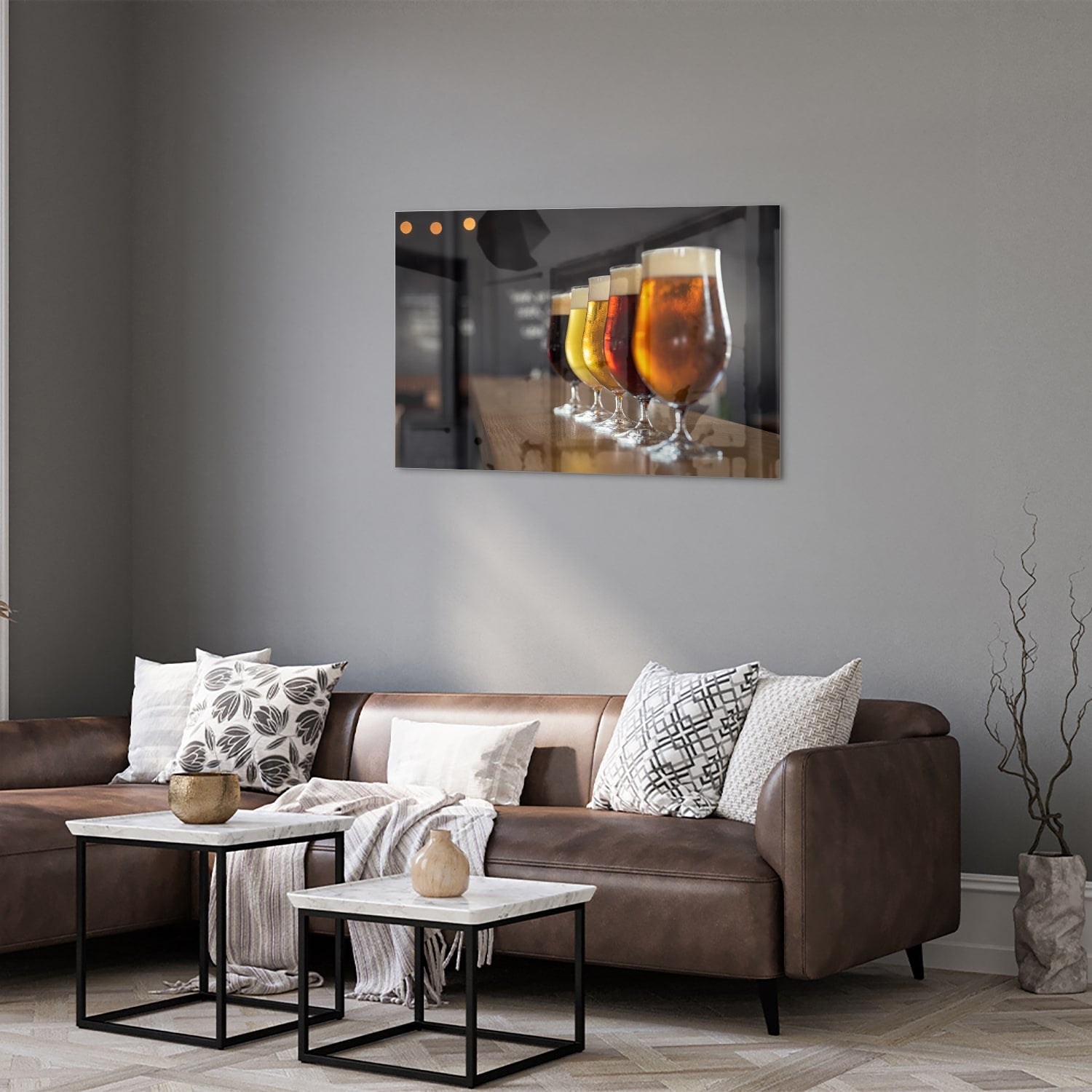 Glazen schilderij met een selectie verschillende bieren in helder glazen.