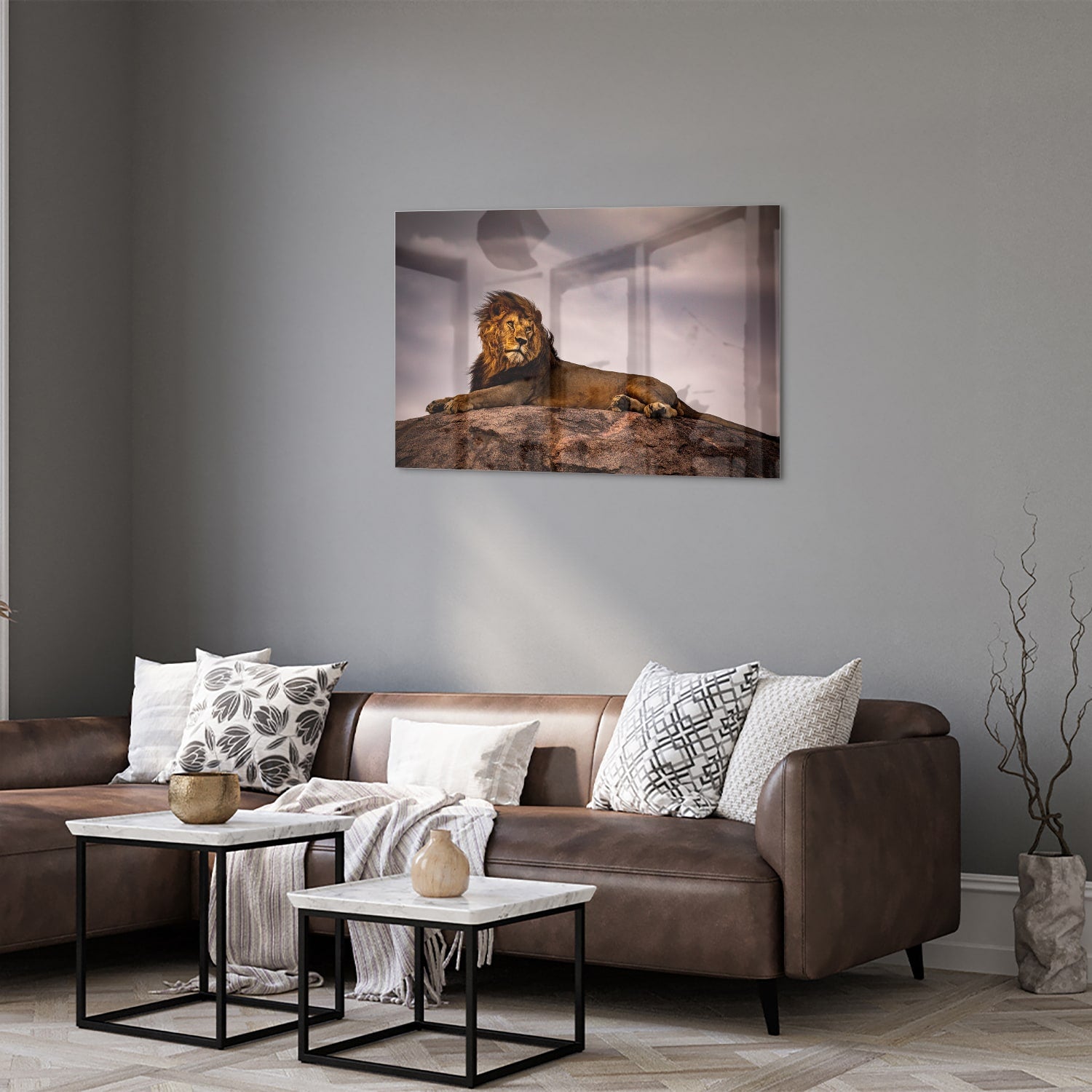 Glazenschilderij van een majestueuze leeuw op een rots, perfect voor interieurdecoratie.