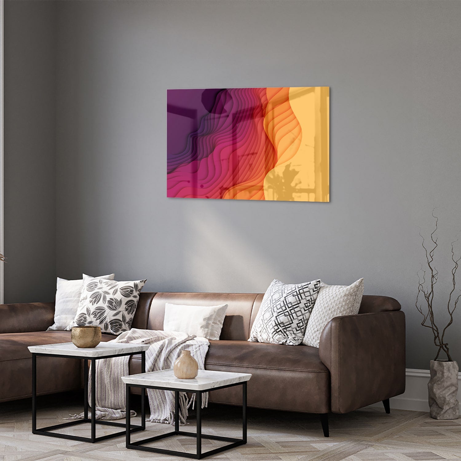 Abstract glazen schilderij met paarse en oranje golven aan de muur.