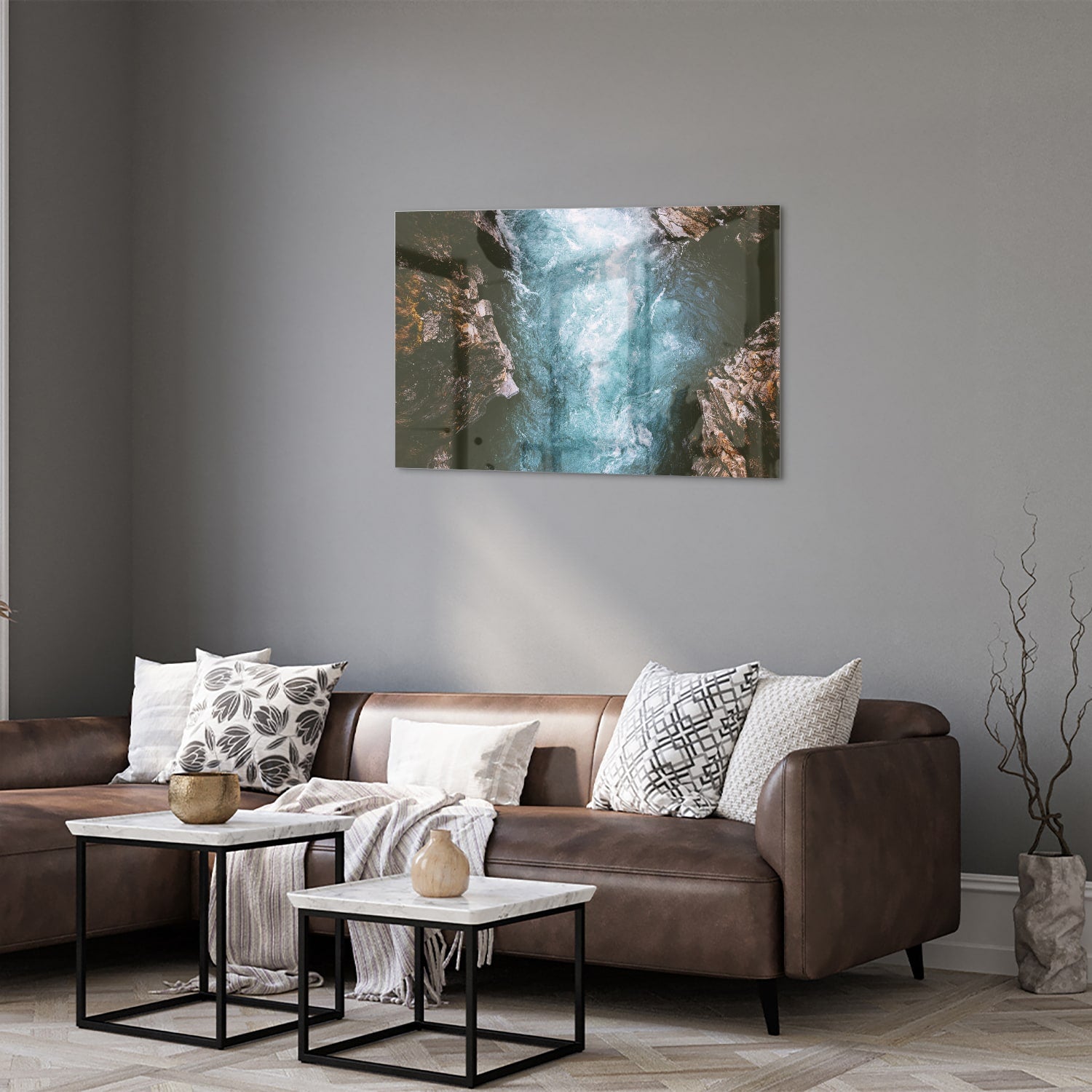 Glas schilderij van helder bergwater dat door rotsen stroomt.