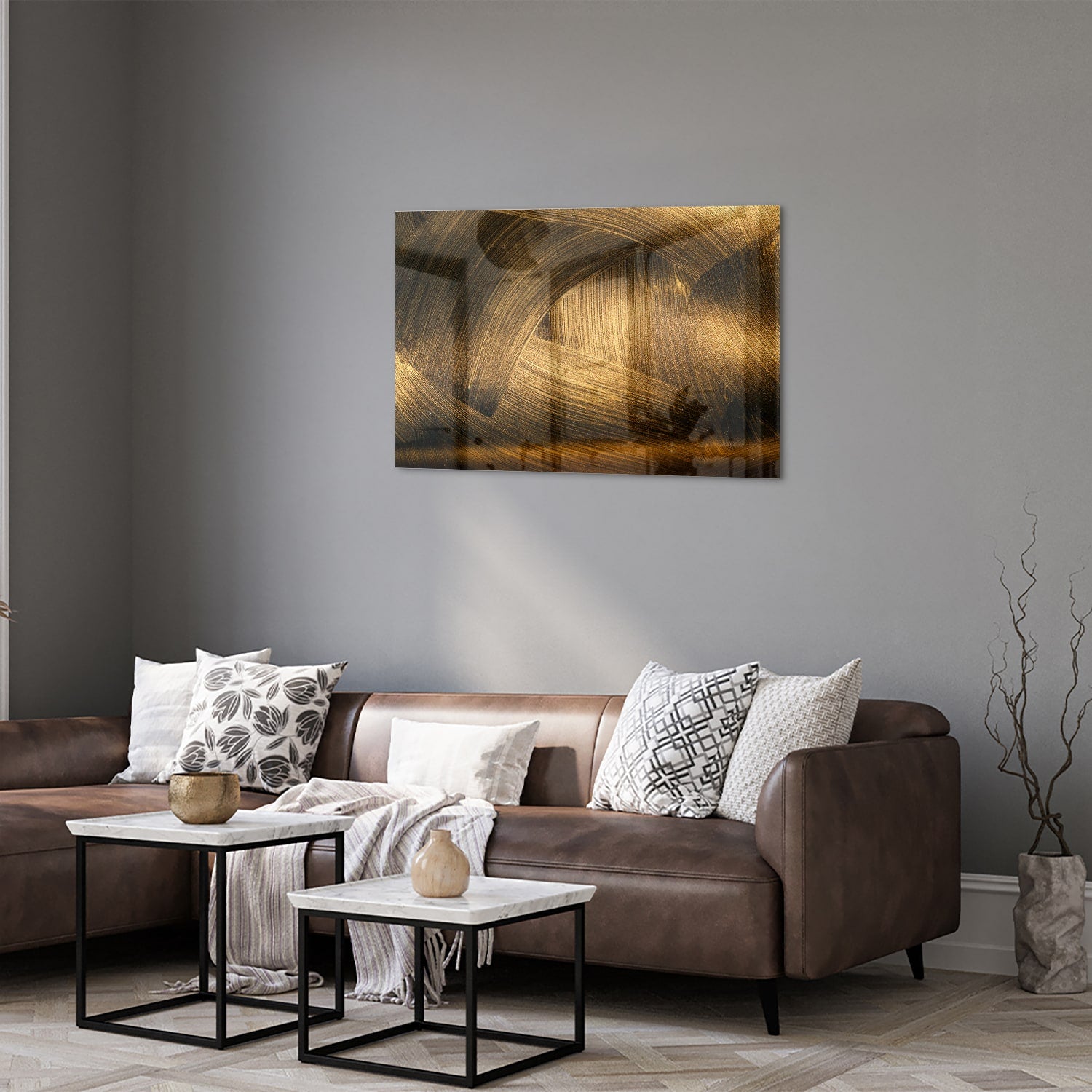 Glazen schilderij met gouden patronen aan de muur boven een houten meubel.